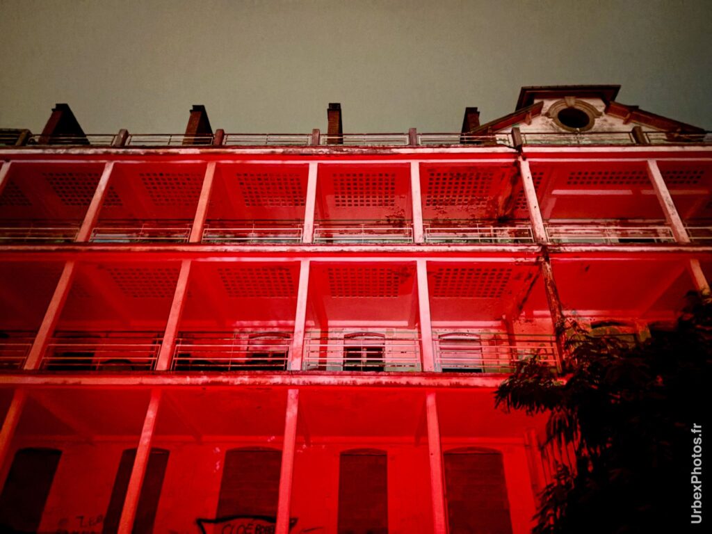 Photo urbex de la façade du Sanatorium Simone Weber en Lorraine