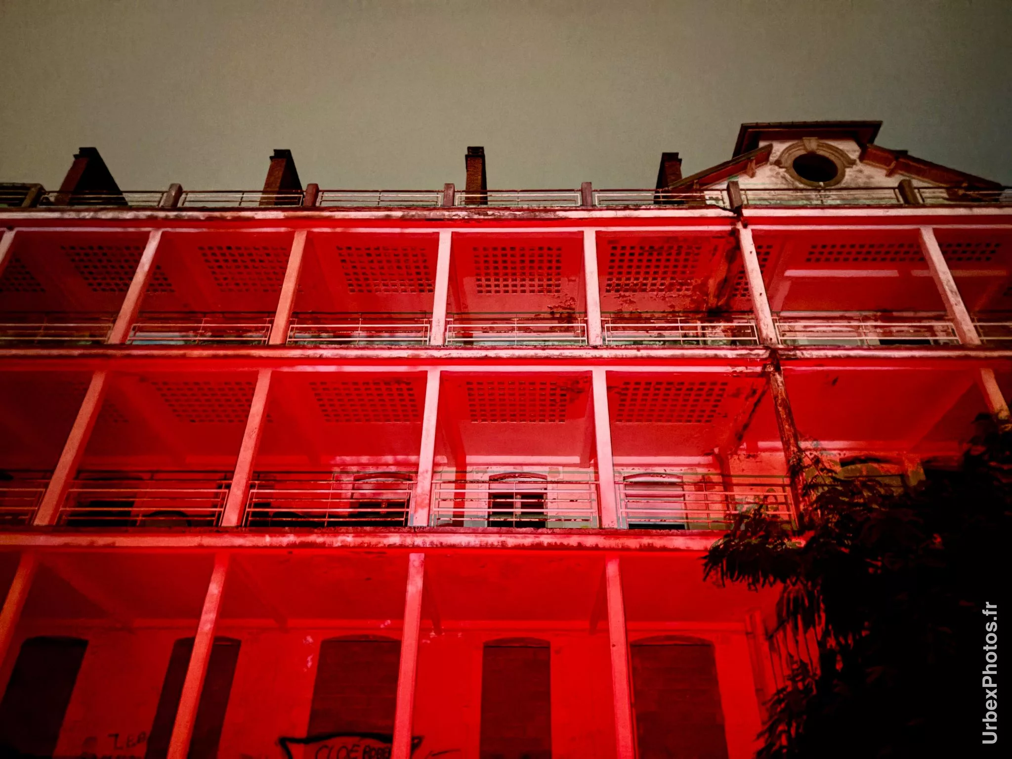 Photo urbex de la façade du Sanatorium Simone Weber en Lorraine