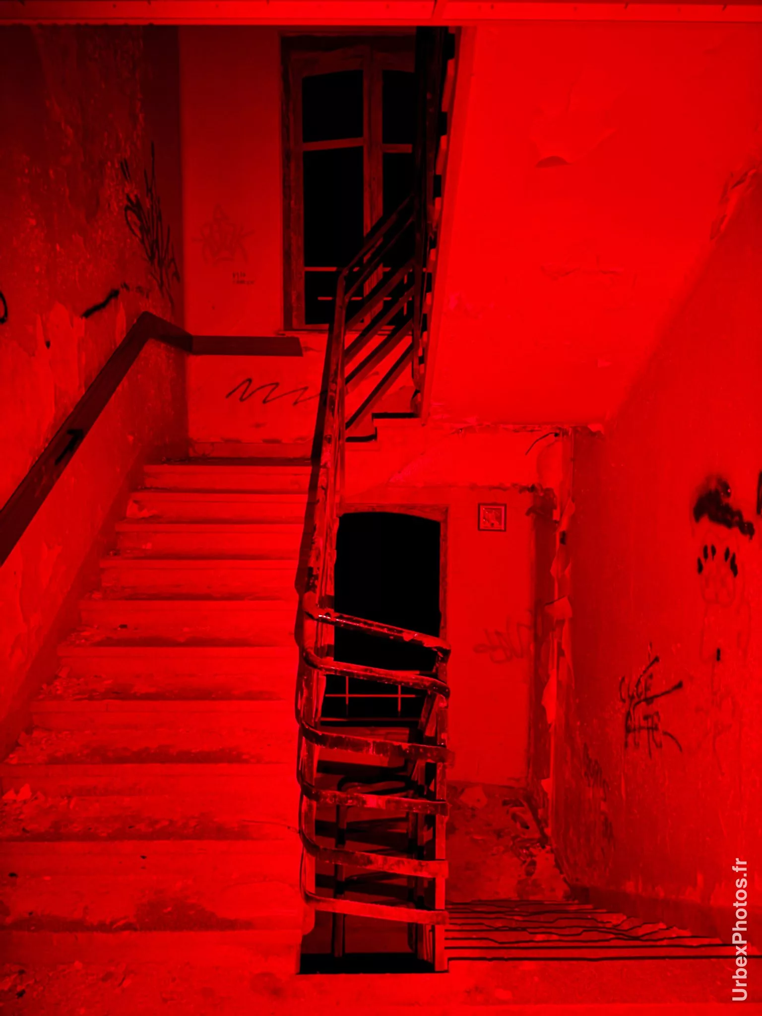 Photo urbex d'un escalier dans le Sanatorium Simone Weber en Lorraine
