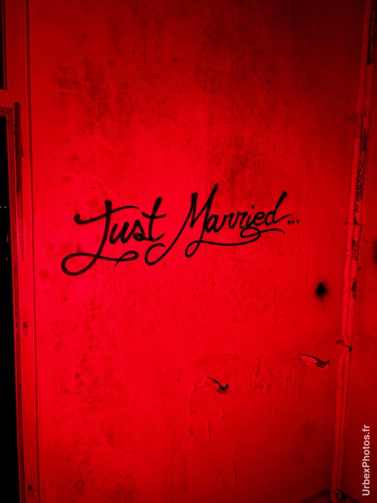 Calligraphie sur un mur indiquant "Just Married"