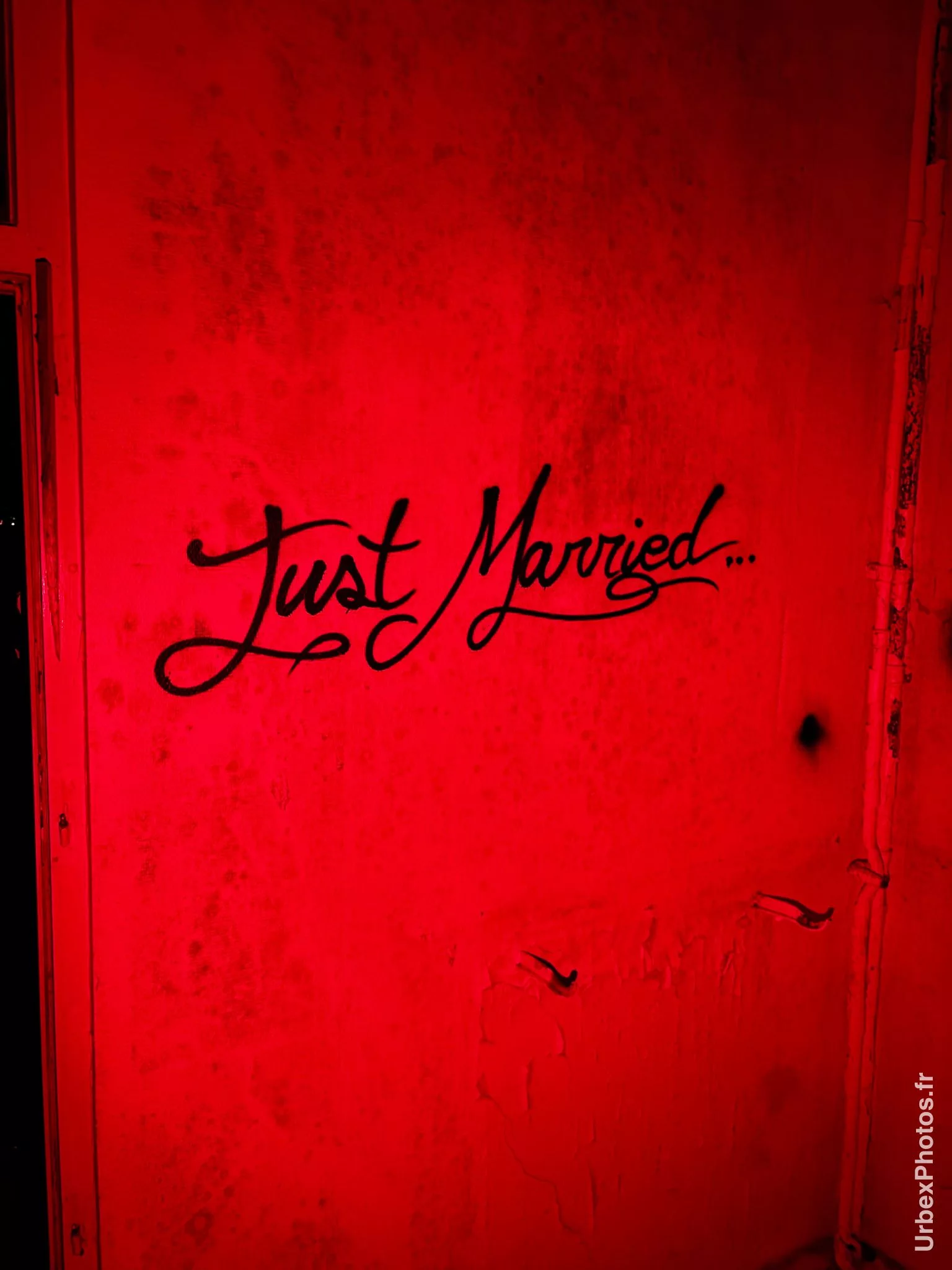 Calligraphie sur un mur indiquant "Just Married"