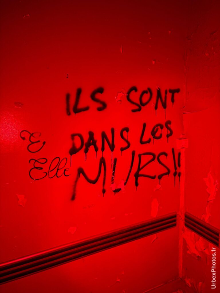 Message indiquant "Ils sont dans les murs"