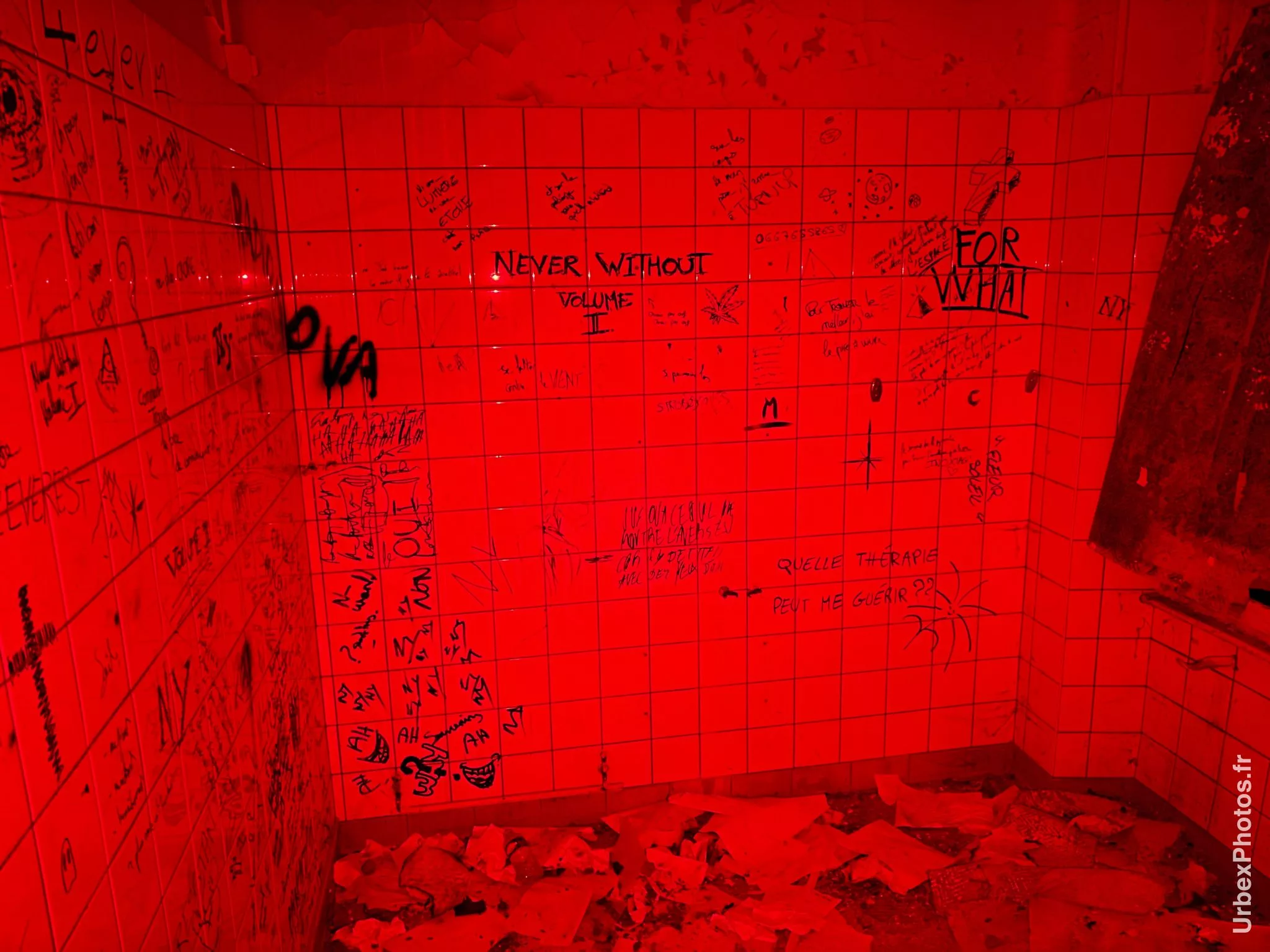 Messages écrits sur un mur carrelé
