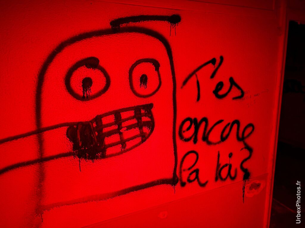 Dessin avec message indiquant "T'es encore là ?" dans le Sanatorium Simone Weber