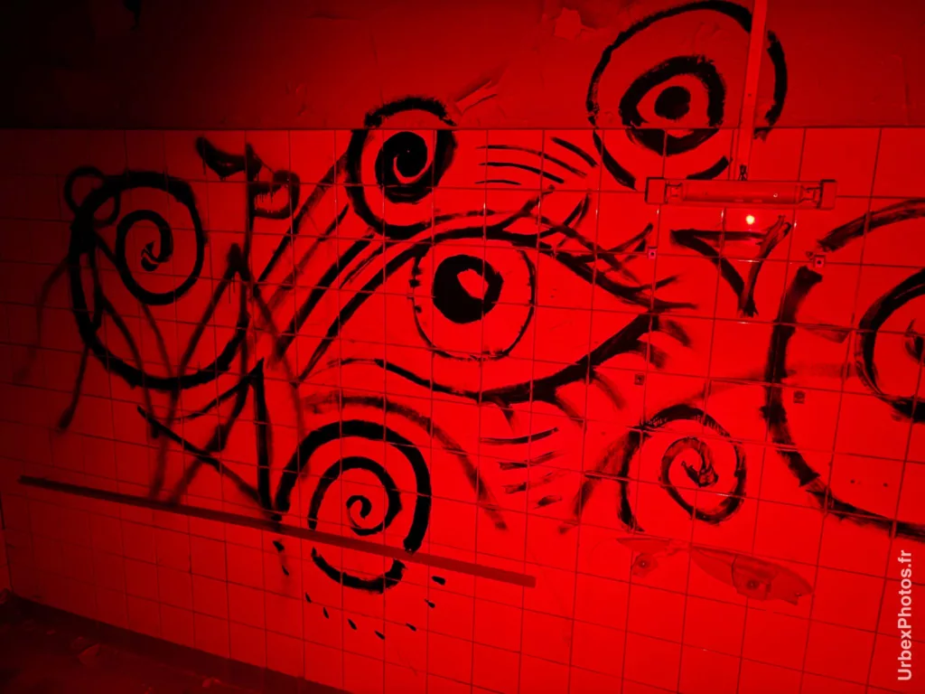 Regard troublé dessiné sur un mur