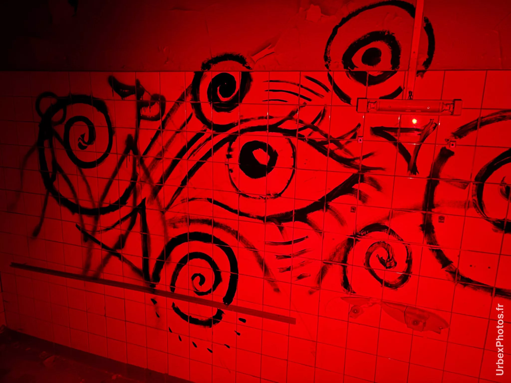 Regard troublé dessiné sur un mur