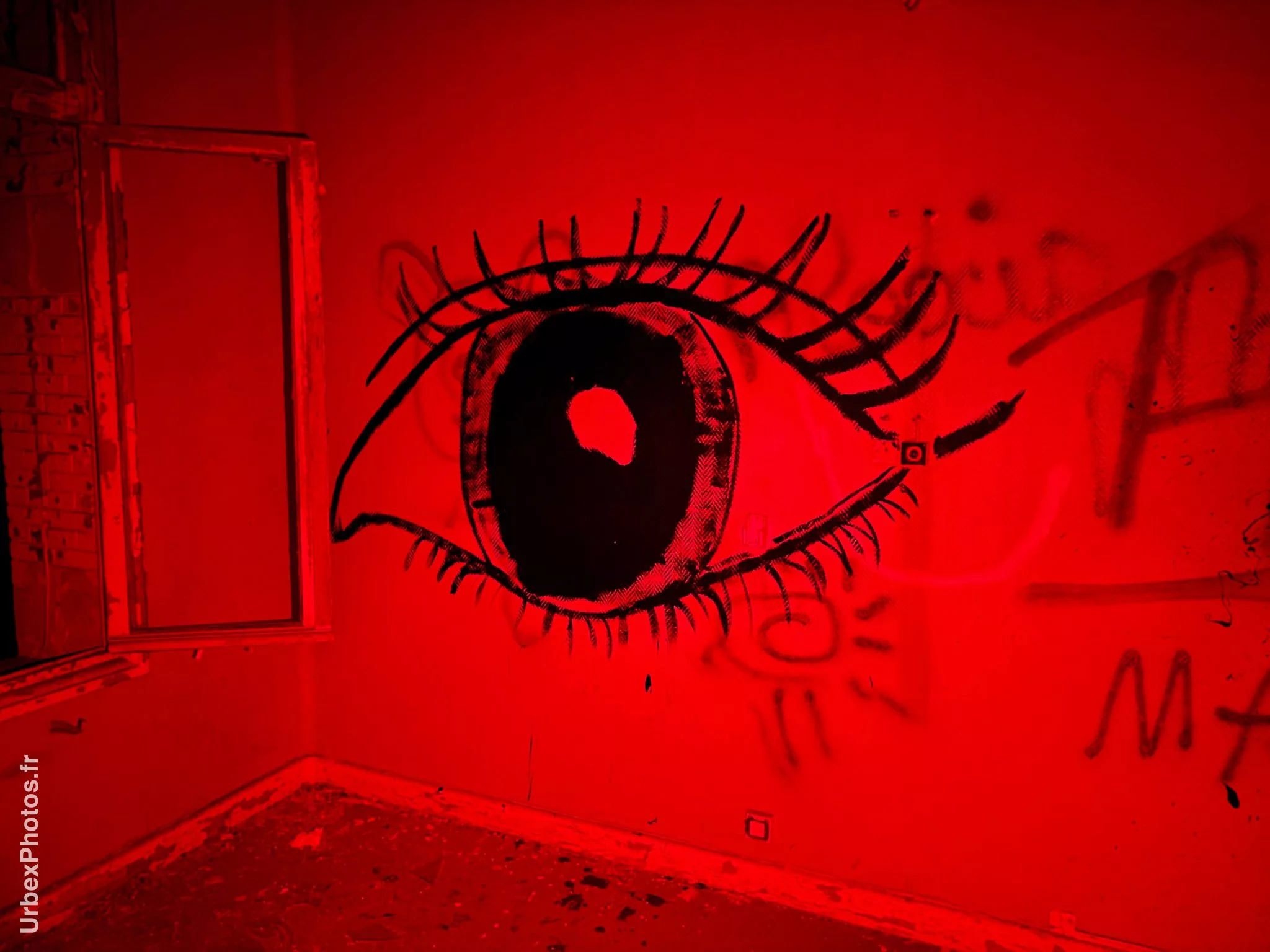 Oeil dessiné sur un mur