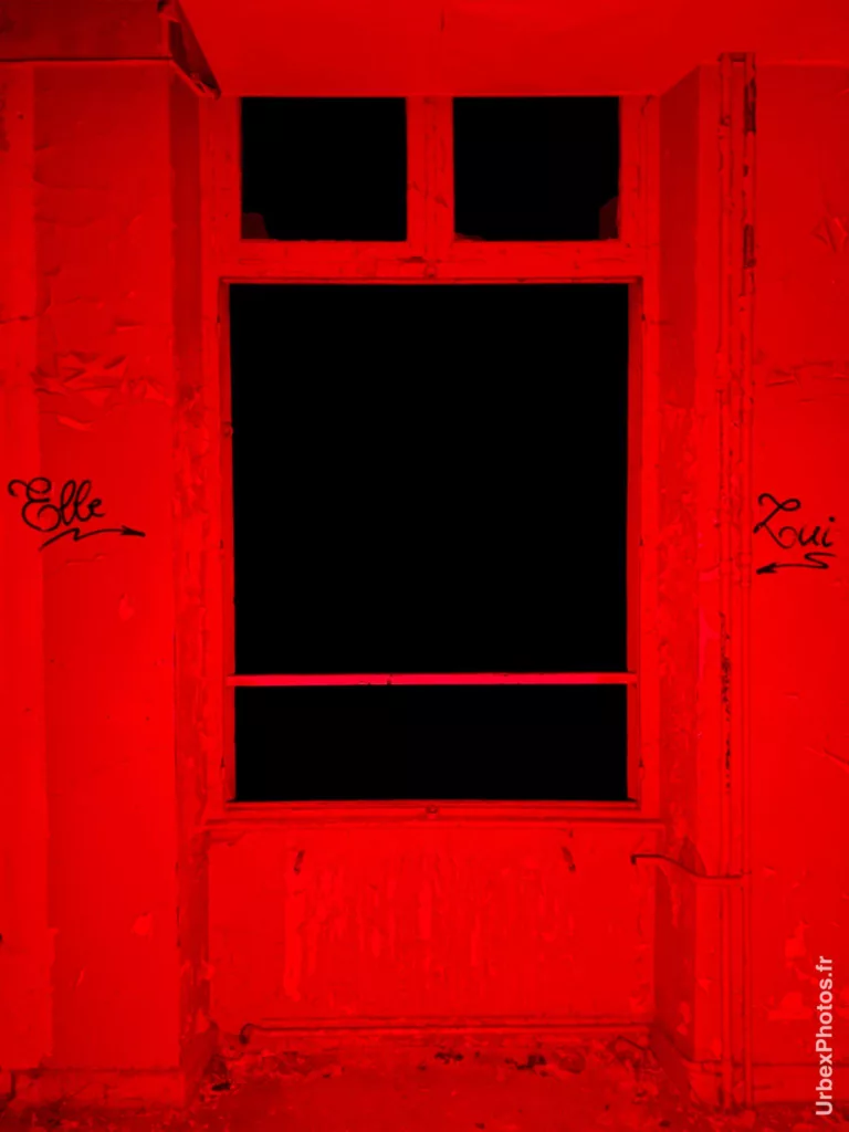 Fenêtre représentant un visage souriant dans le Sanatorium Simone Weber