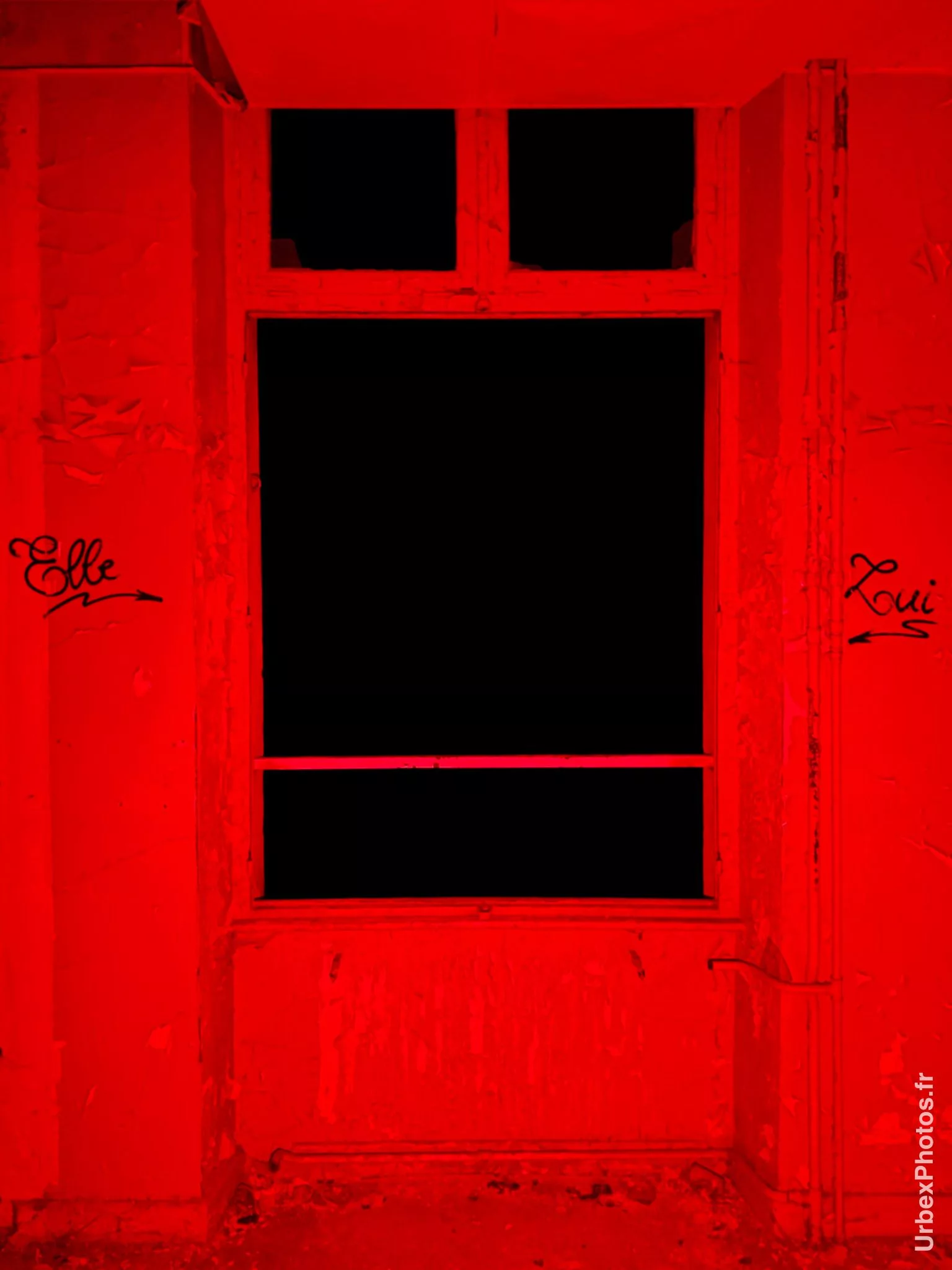 Fenêtre représentant un visage souriant dans le Sanatorium Simone Weber