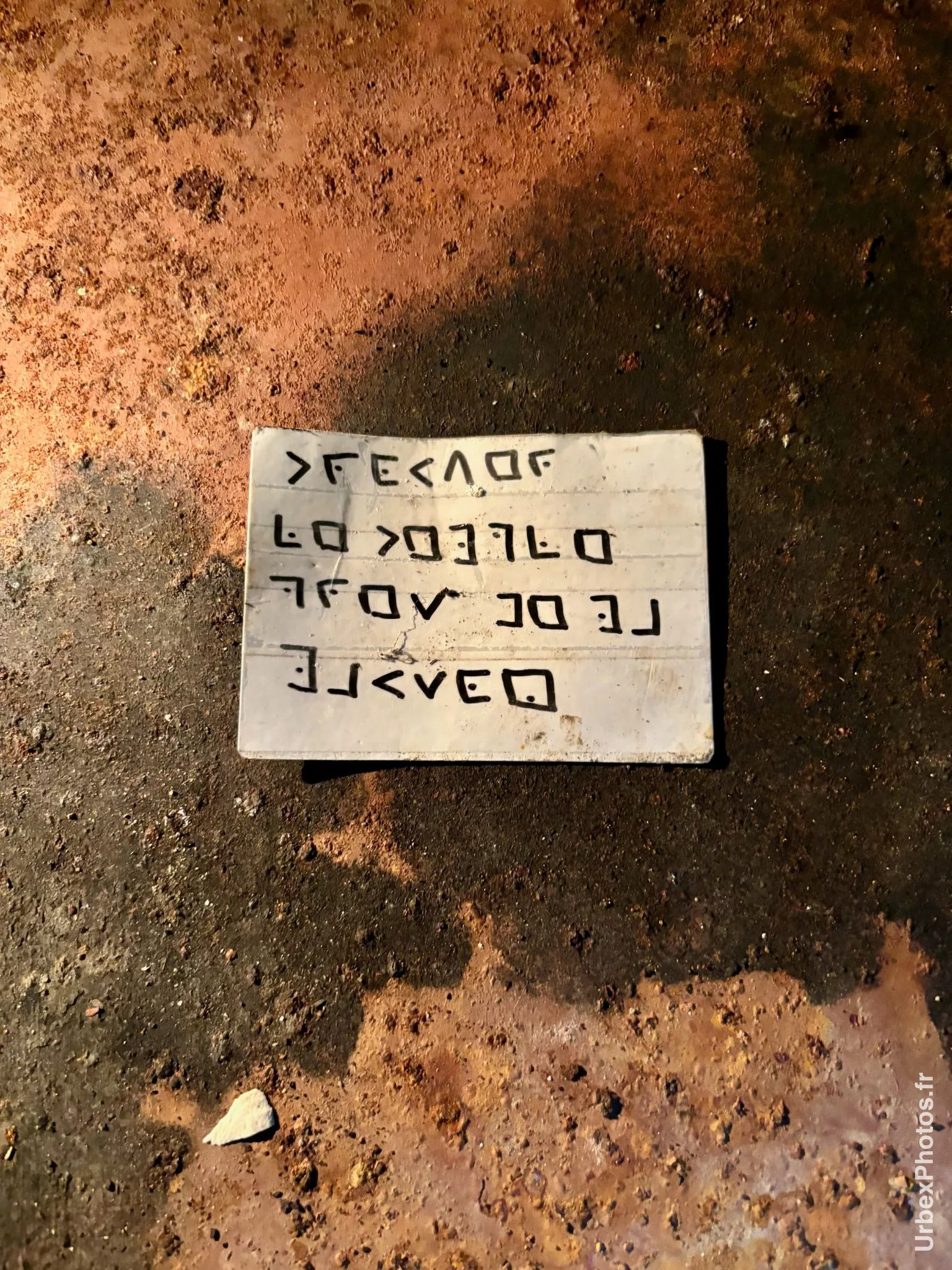 Papier sur lequel est inscrit un message avec des caractères spéciaux