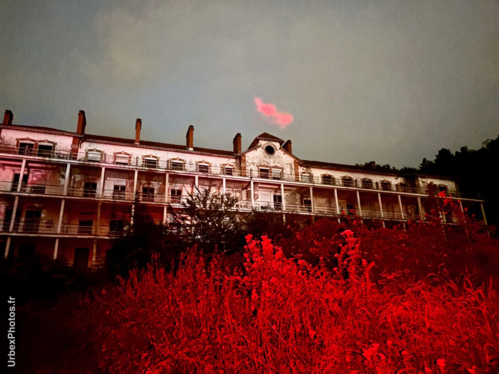 Photo urbex d'un nuage rouge au-dessus du Sanatorium Simone Weber en Lorraine