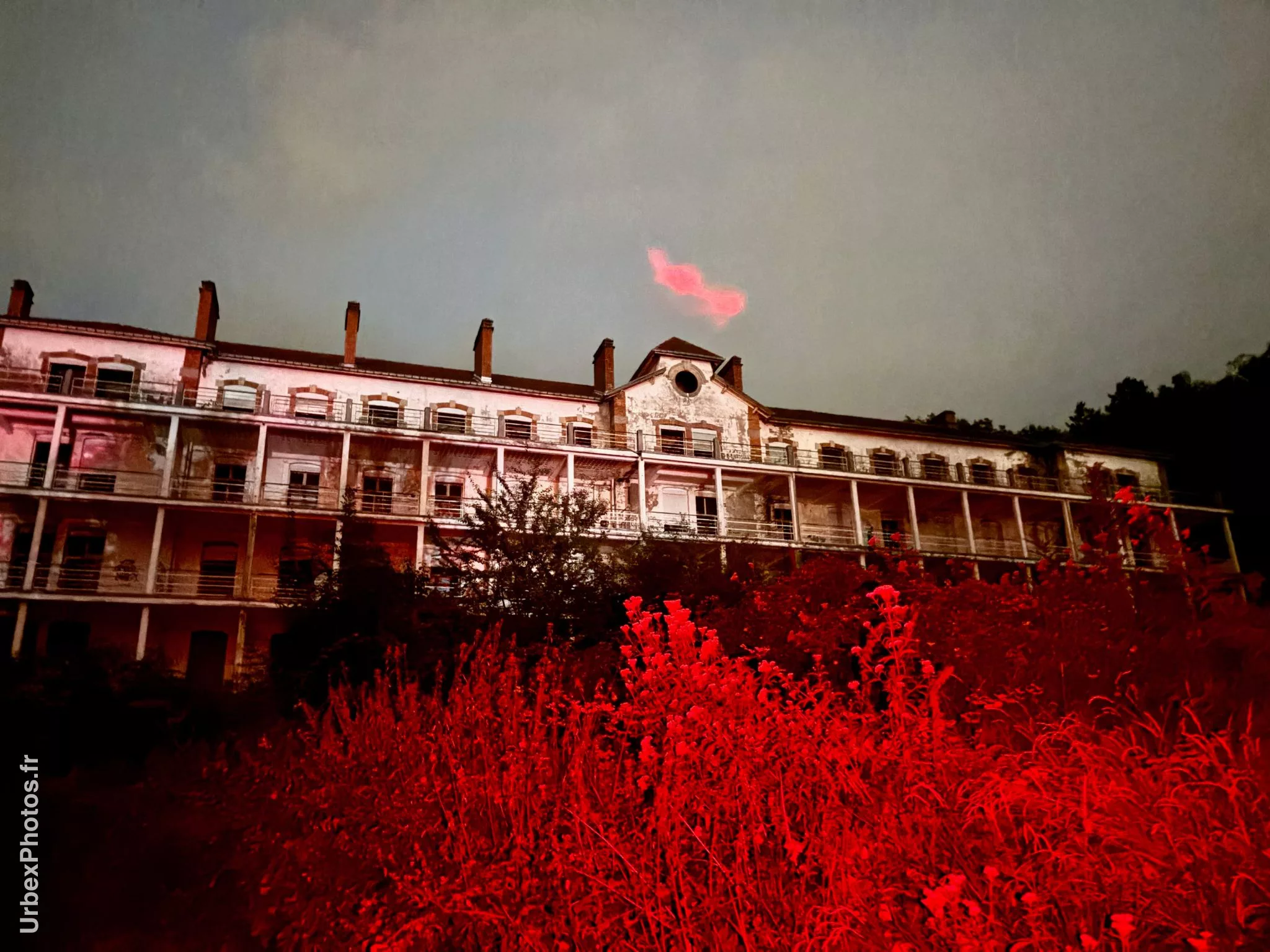 Photo urbex d'un nuage rouge au-dessus du Sanatorium Simone Weber en Lorraine