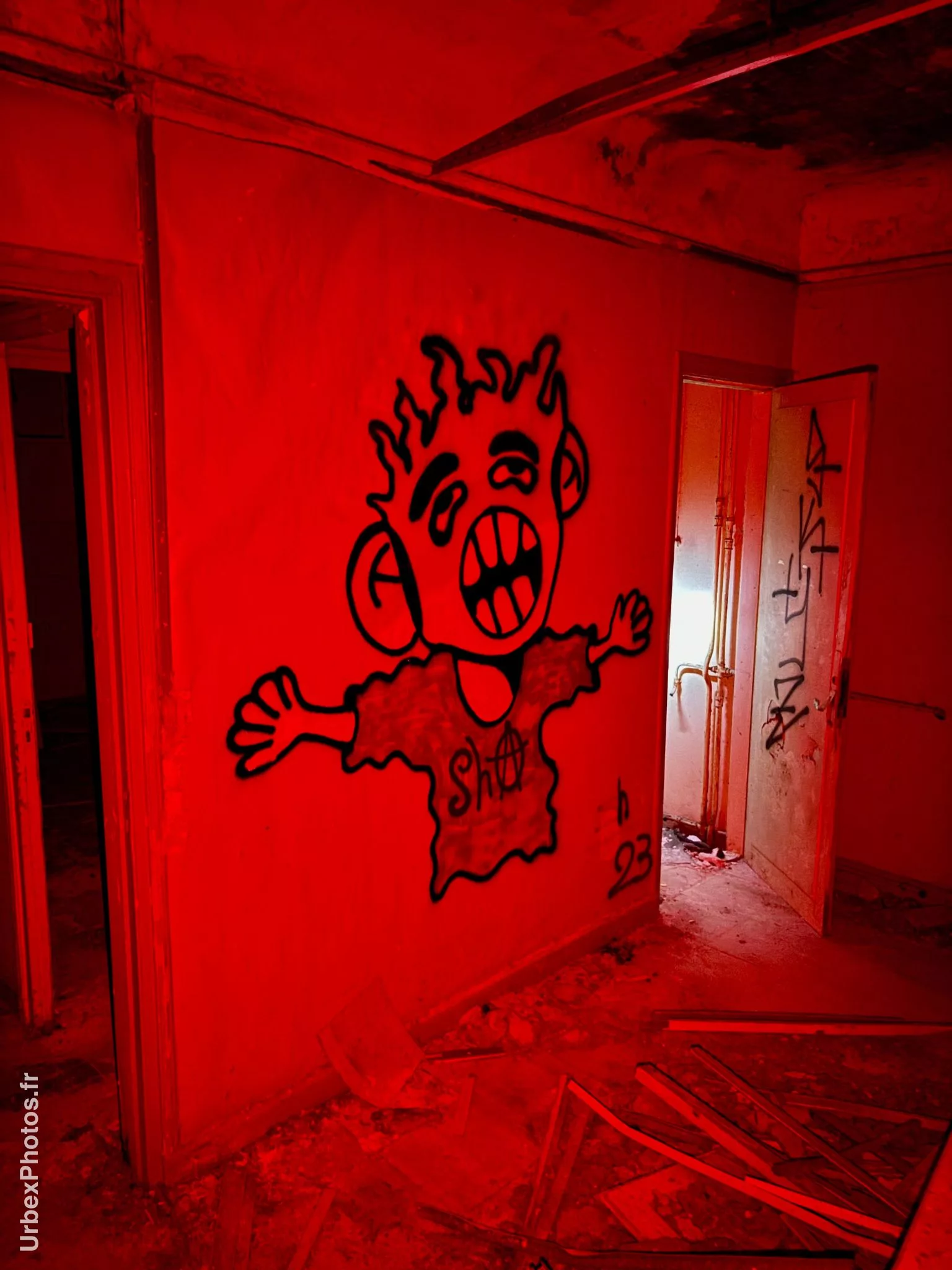 Graffiti dans l'une des deux maisons