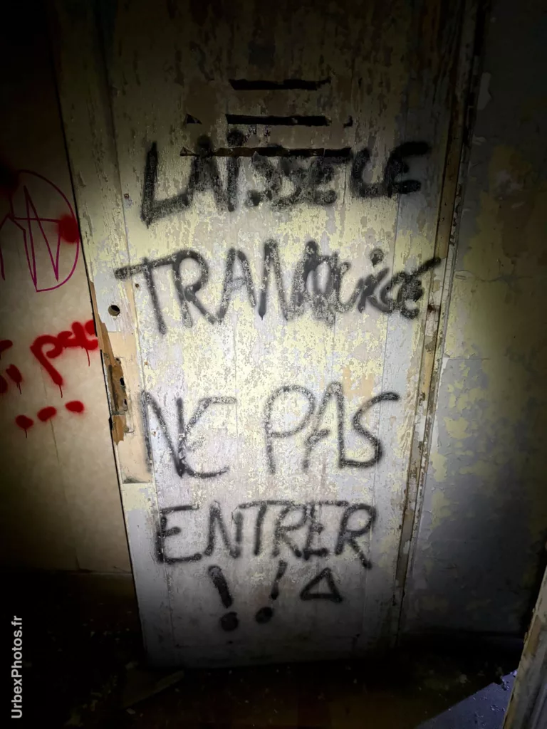 Message "Laisse-le tranquille, ne pas entrer !" dans le Sanatorium Simone Weber