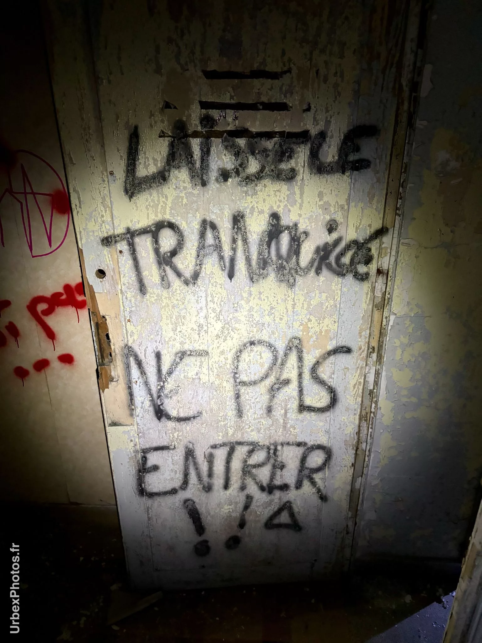 Message "Laisse-le tranquille, ne pas entrer !" dans le Sanatorium Simone Weber
