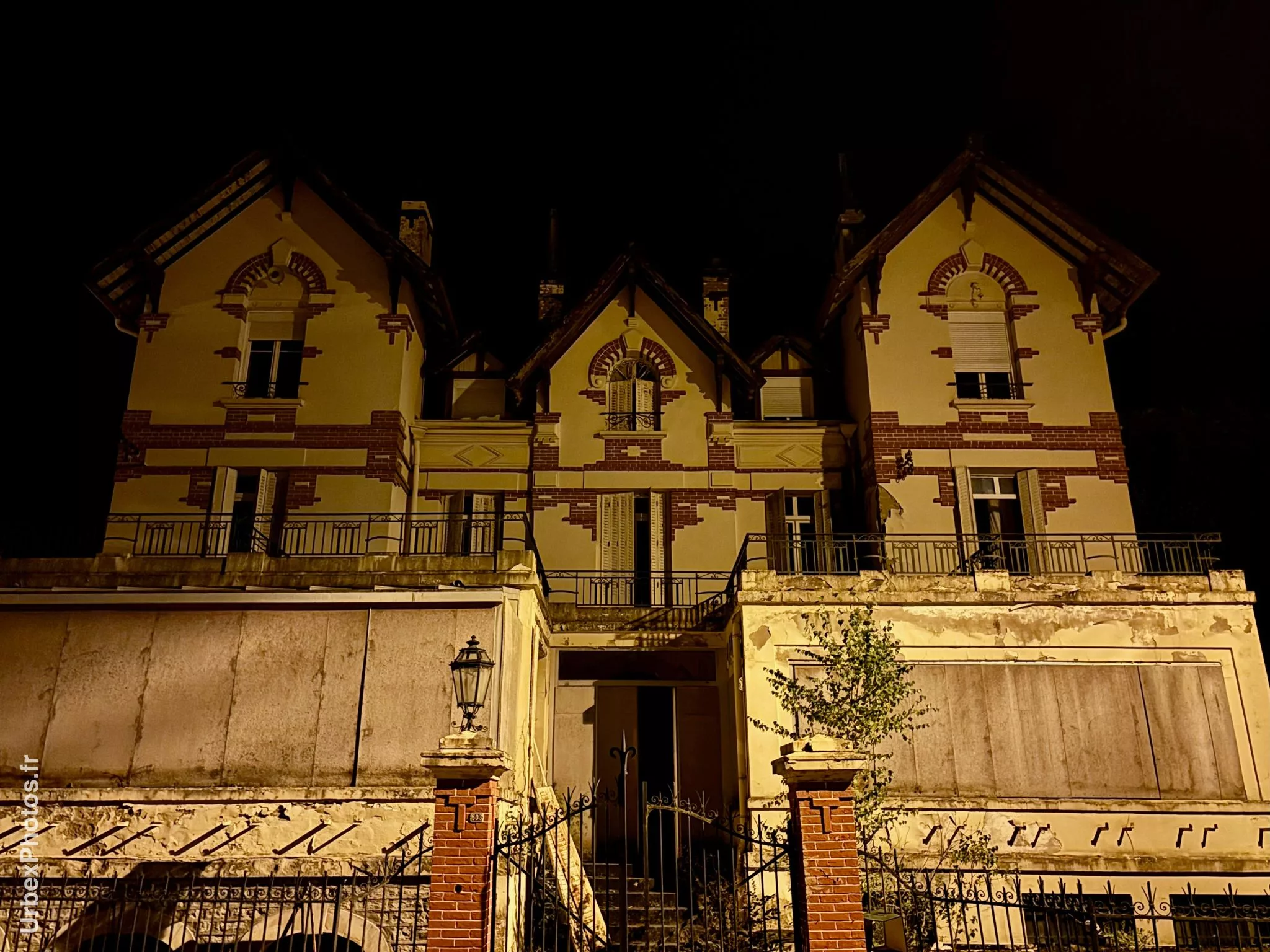 Photo urbex de la façade de l'Hôtel Bonin en Lorraine