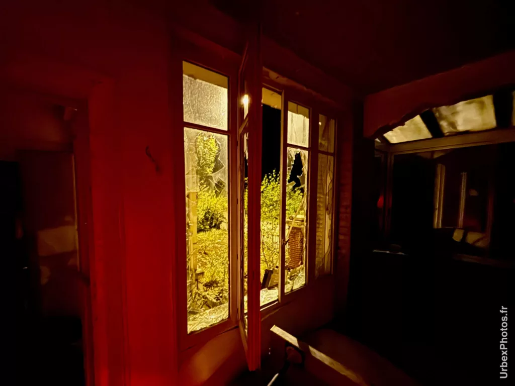 Photo urbex d'une fenêtre ouverte de l'Hôtel Bonin en Lorraine