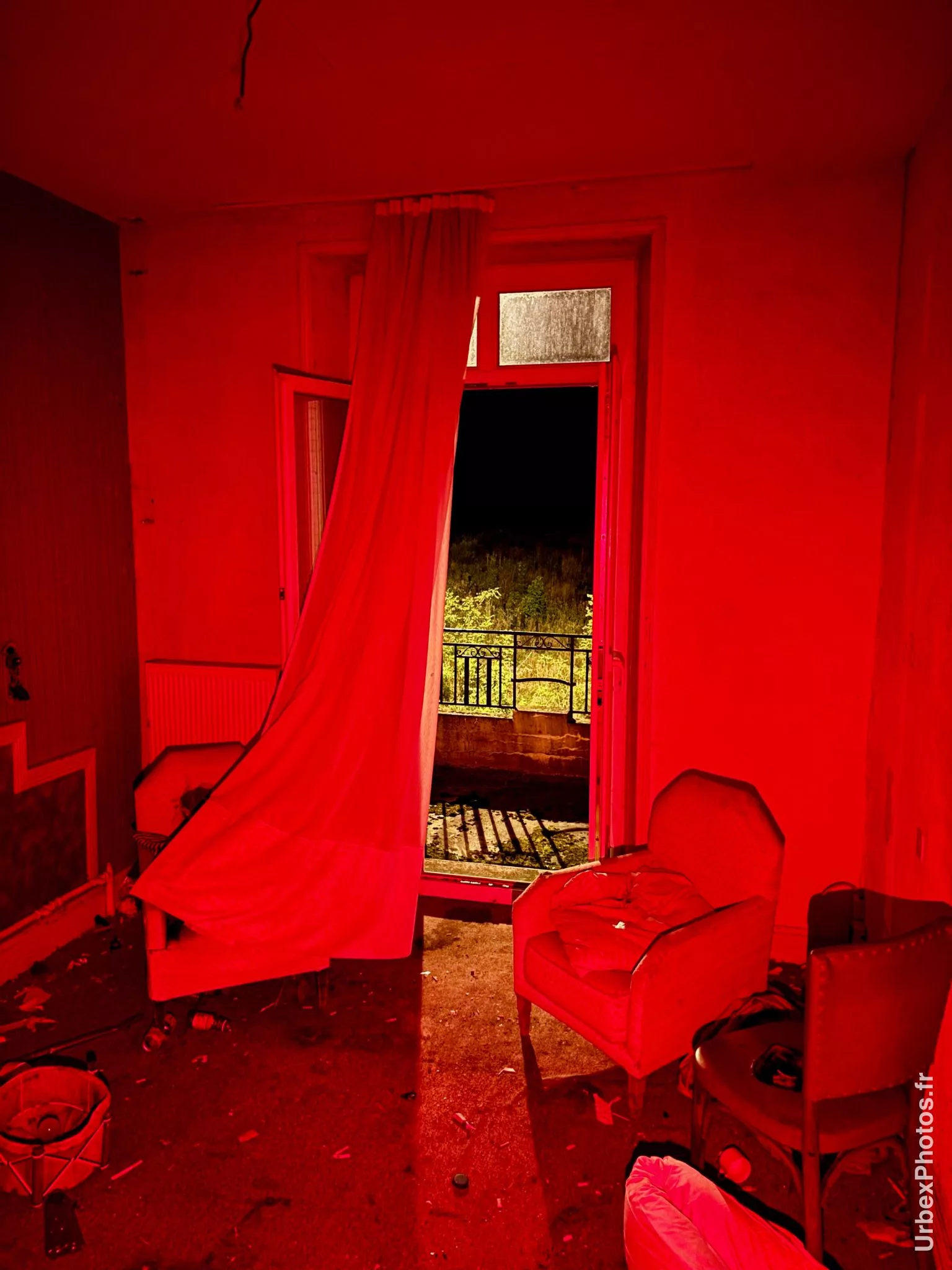 Photo urbex d'une fenêtre ouverte de l'Hôtel Bonin en Lorraine