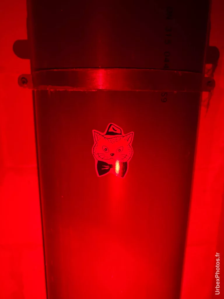 Autocollant du Chat Potté sur un tuyau