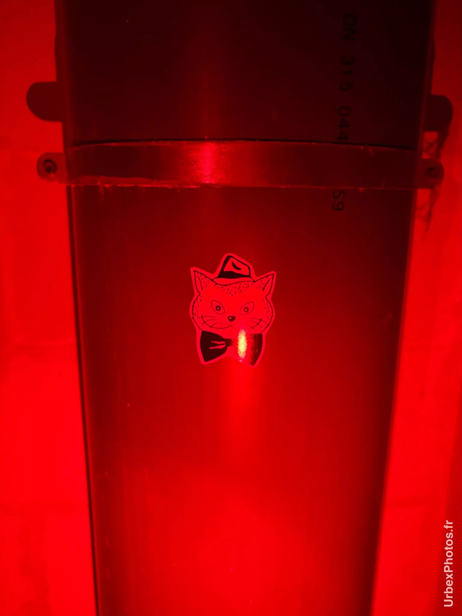 Autocollant du Chat Potté sur un tuyau