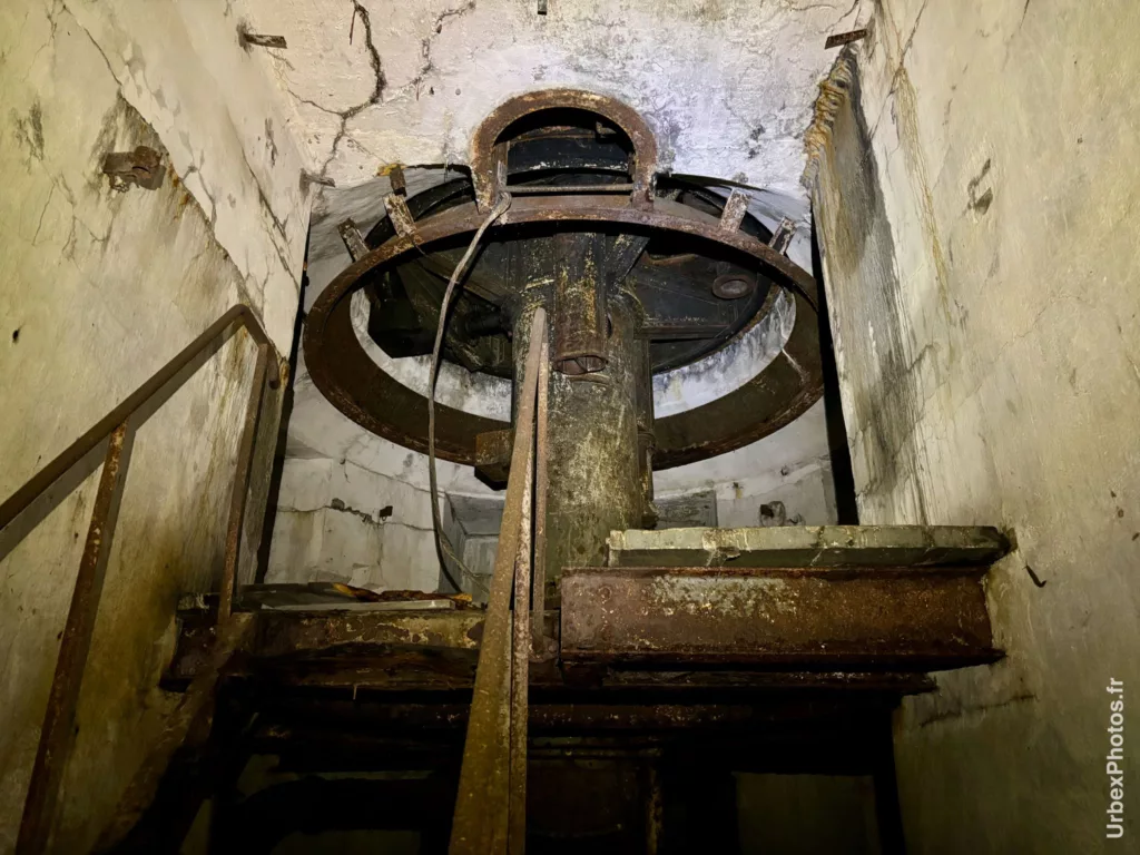 Photo urbex d'une plateforme de tourelle du Fort Fischer en Lorraine