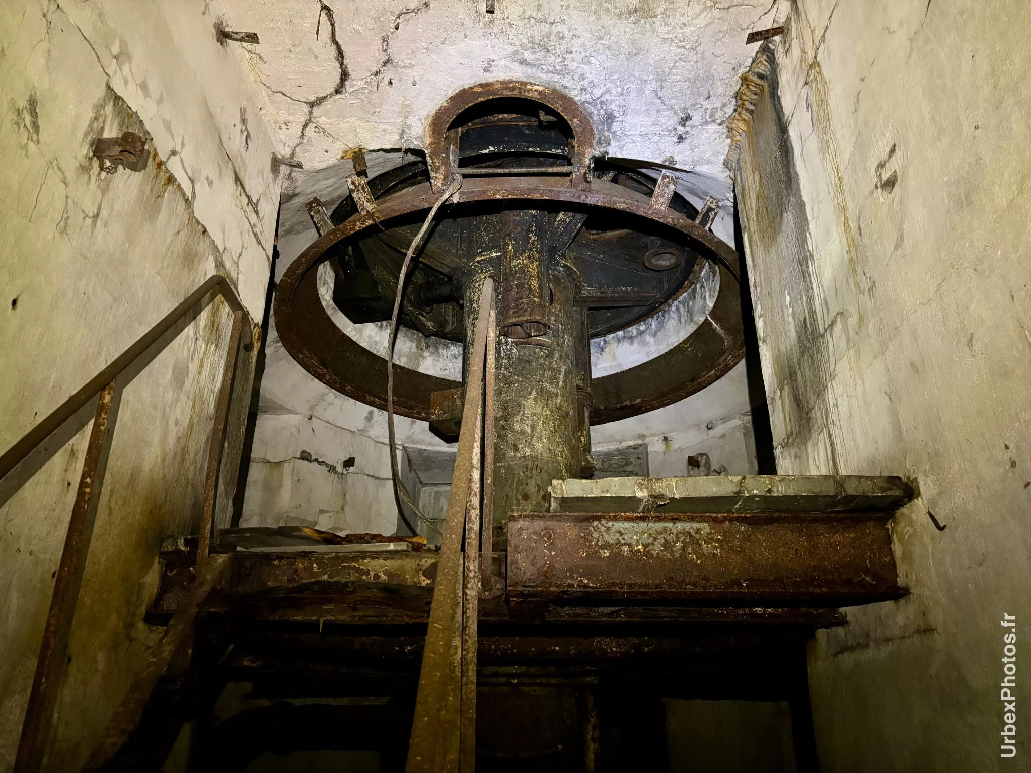 Photo urbex d'une plateforme de tourelle du Fort Fischer en Lorraine