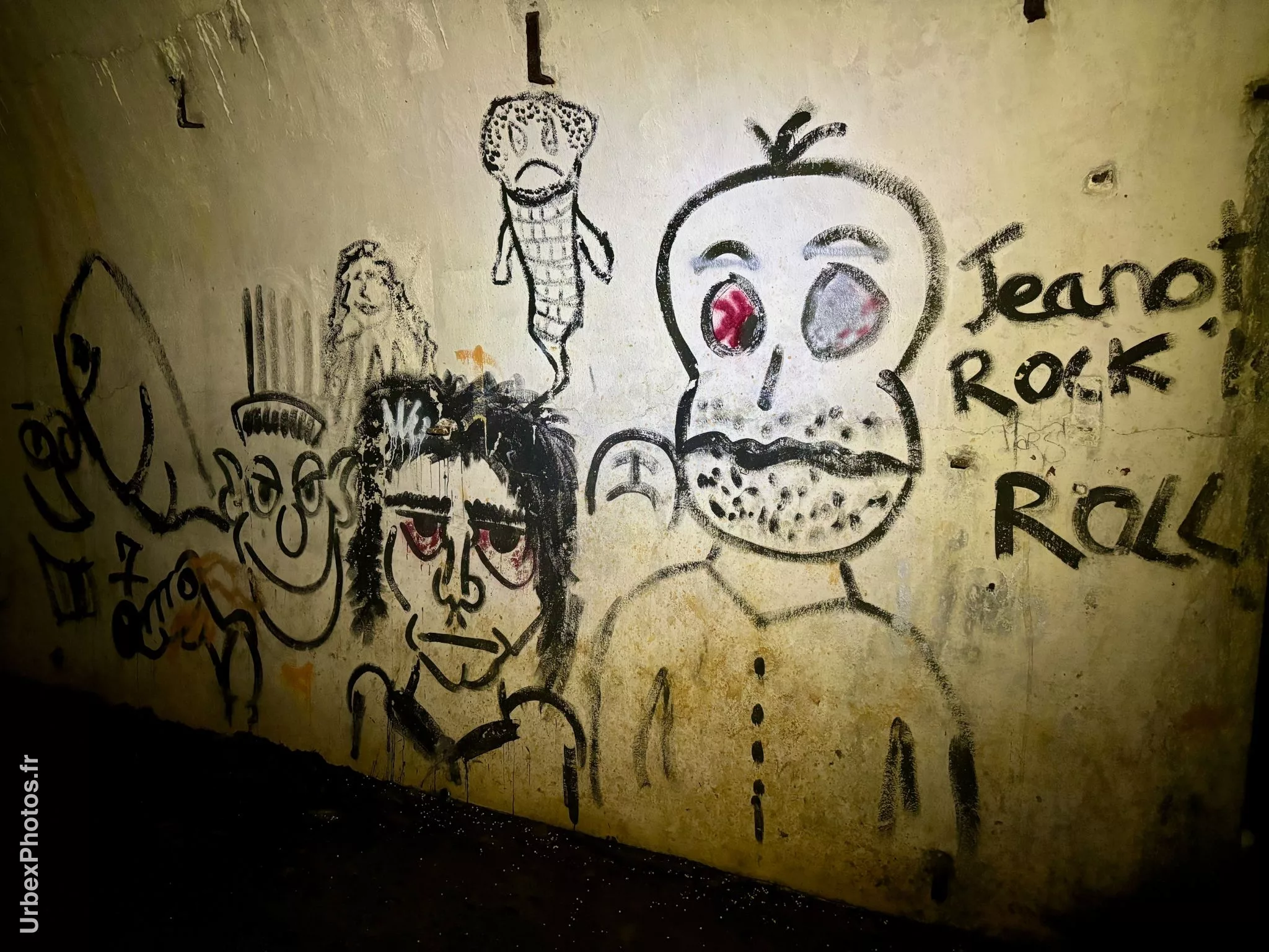 Des graffitis sur un mur