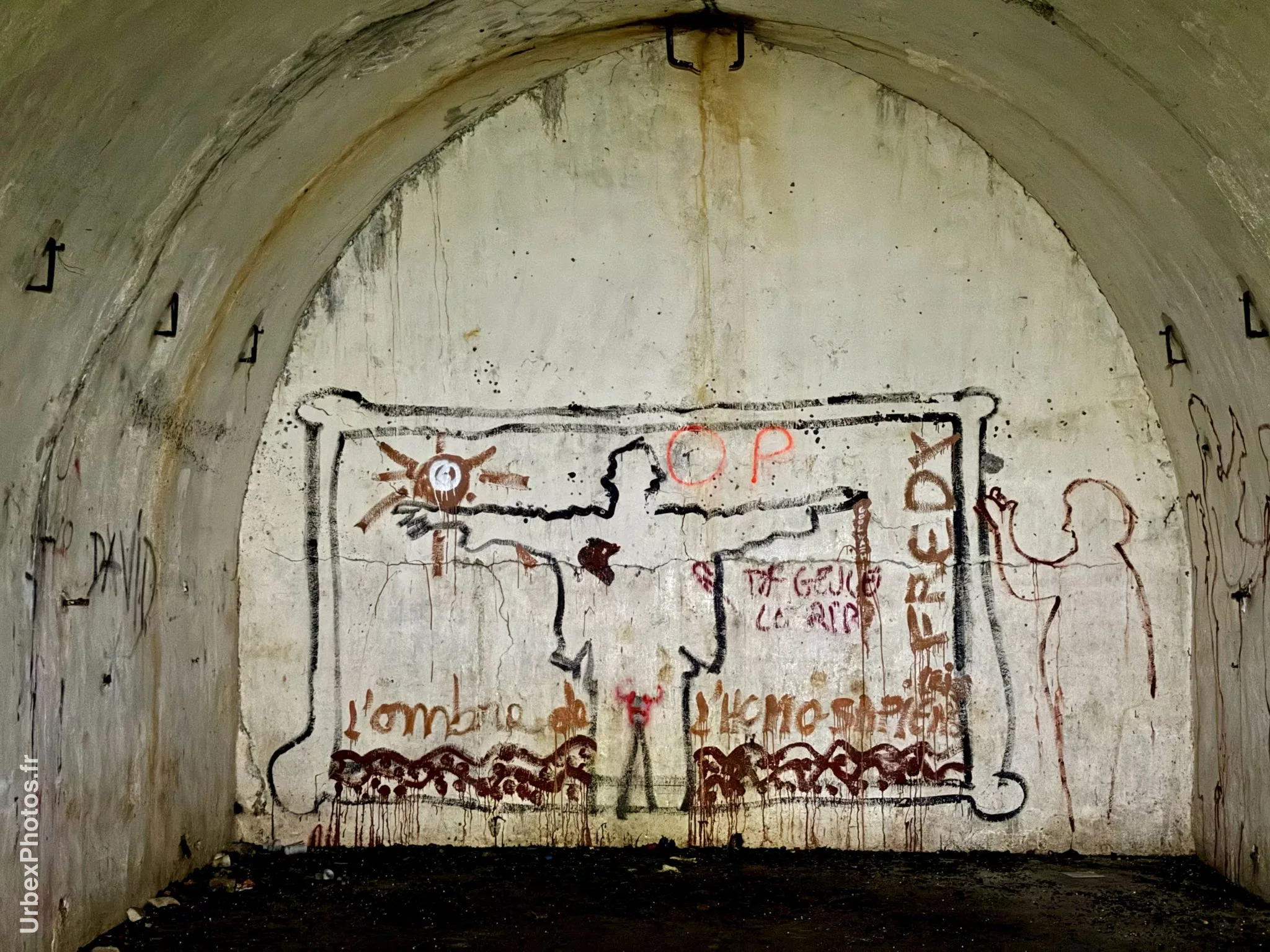 Des graffitis sur un mur