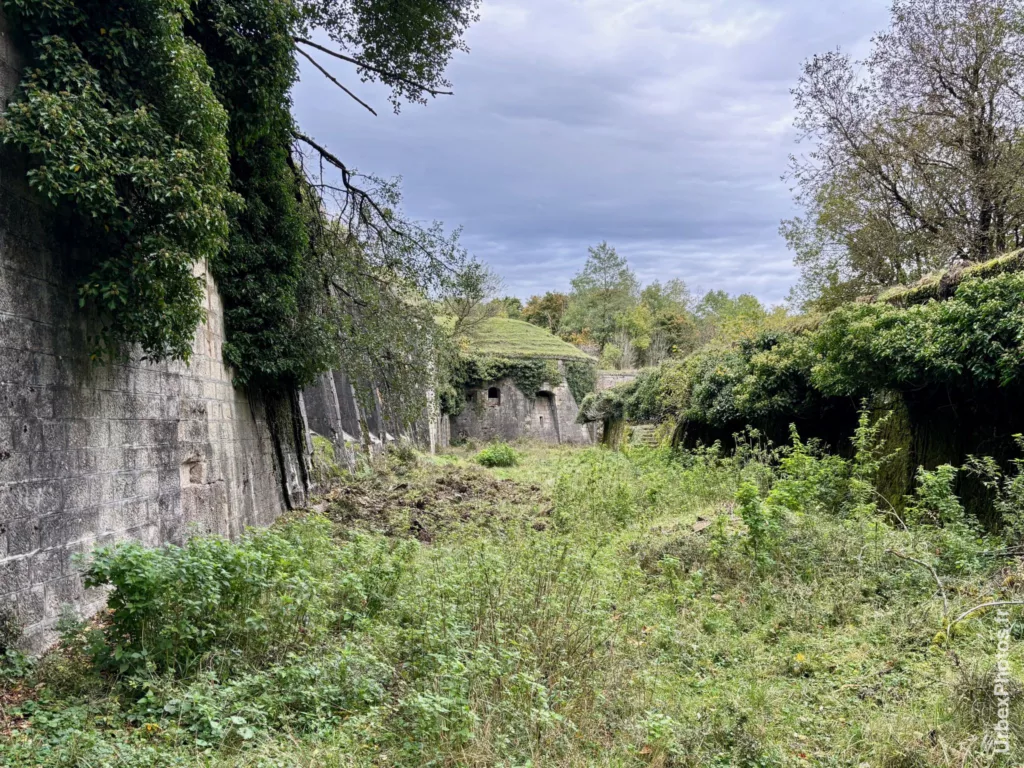 Entre deux murs de fortification