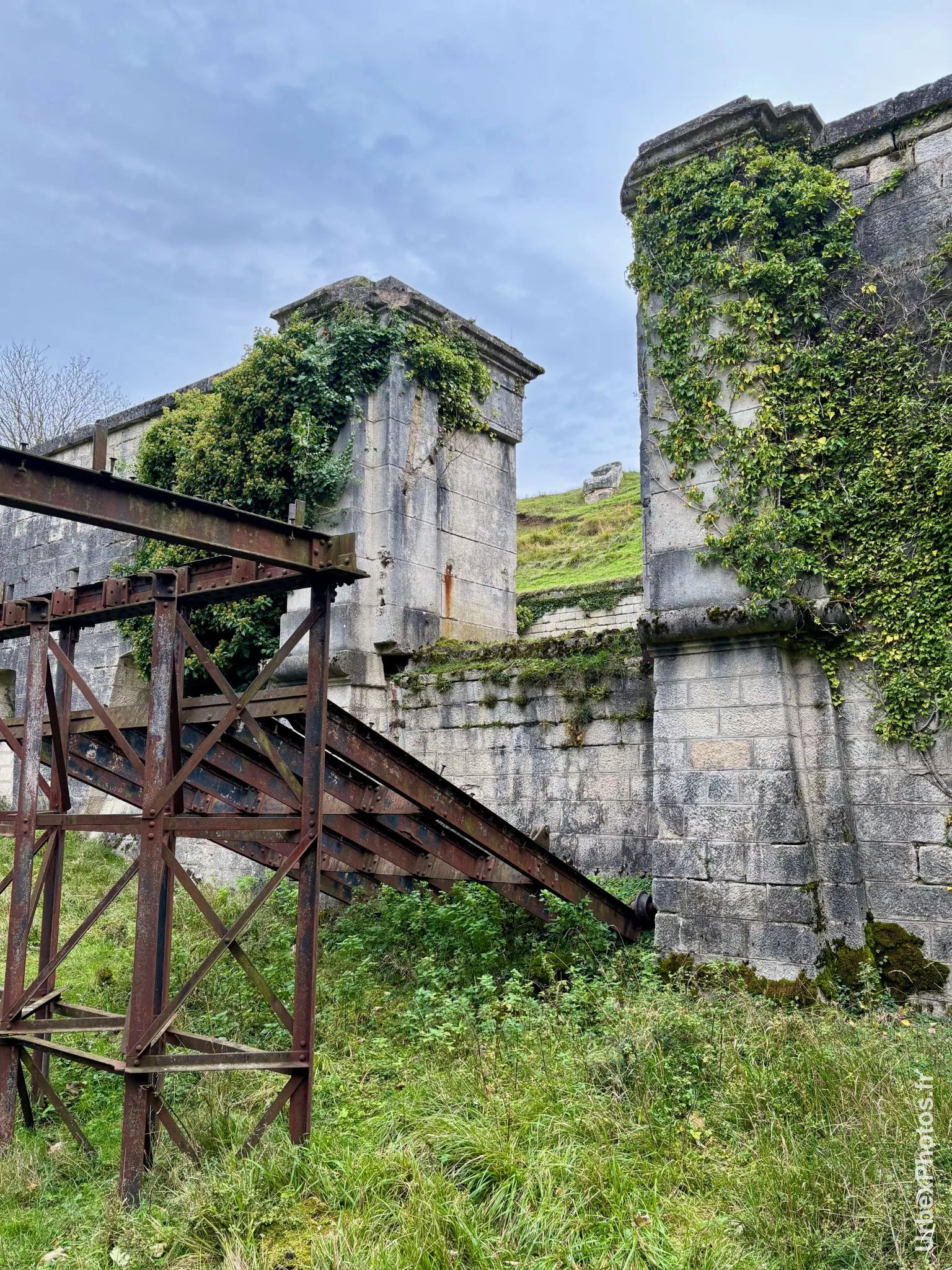 Photo urbex d'un pont-levis devant un mur de fortification en Lorraine