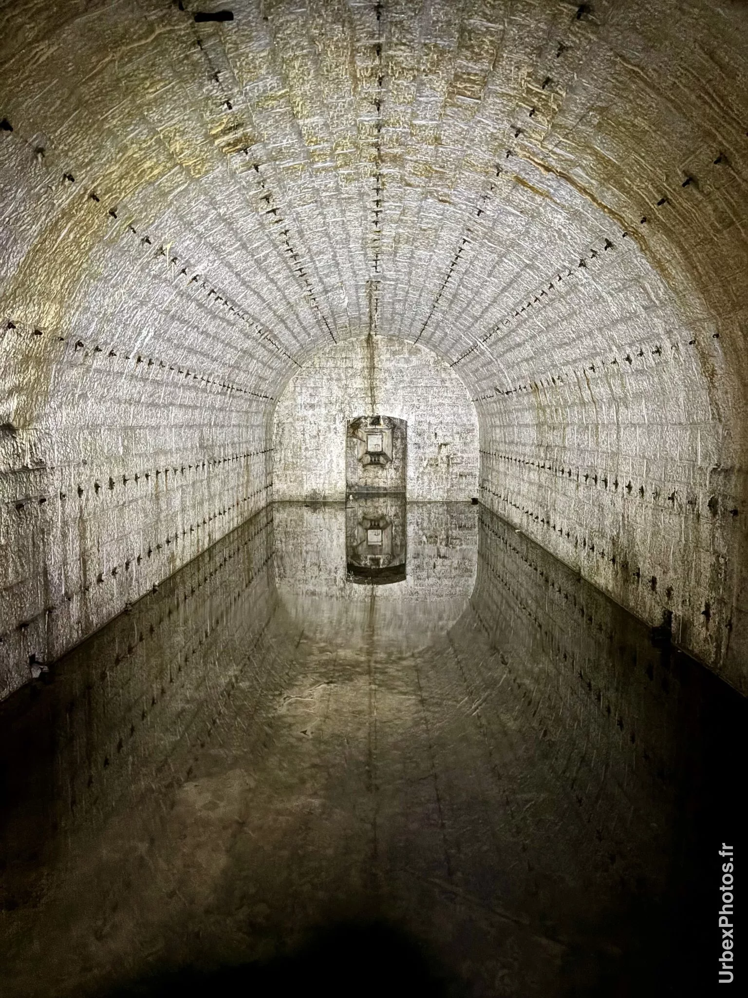 Photo urbex d'une salle inondée dans le Fort Orwell en Lorraine