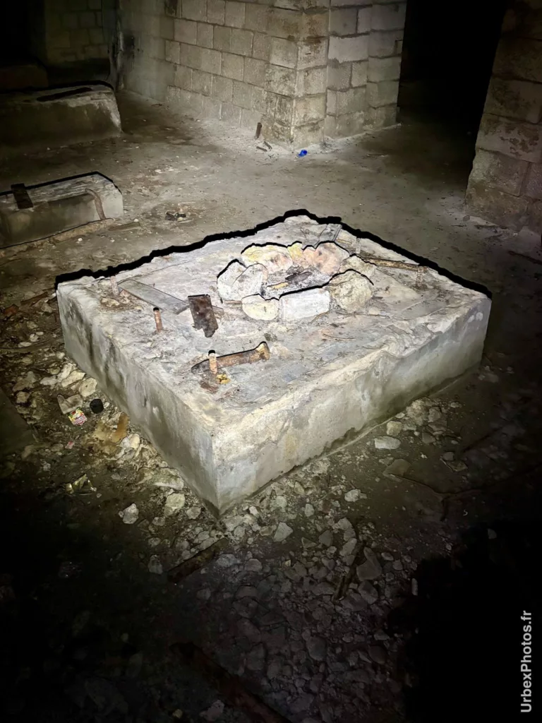 Des restes d'un feu de camp dans une salle