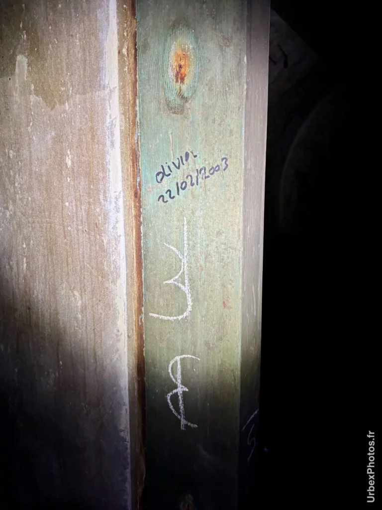 Une signature datée sur un encadrement de porte