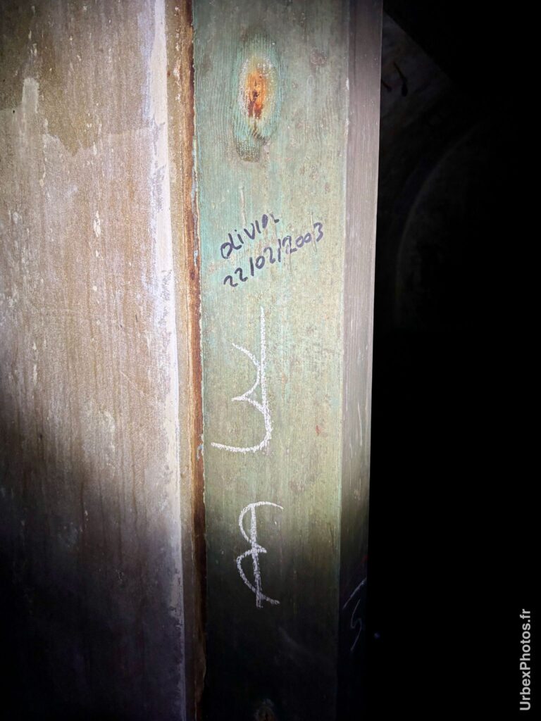 Une signature datée sur un encadrement de porte