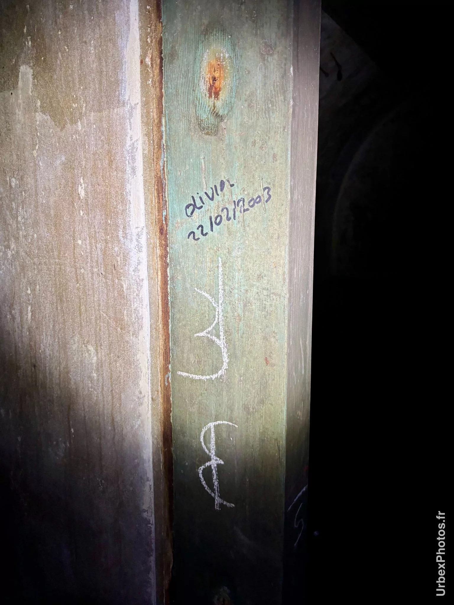 Une signature datée sur un encadrement de porte