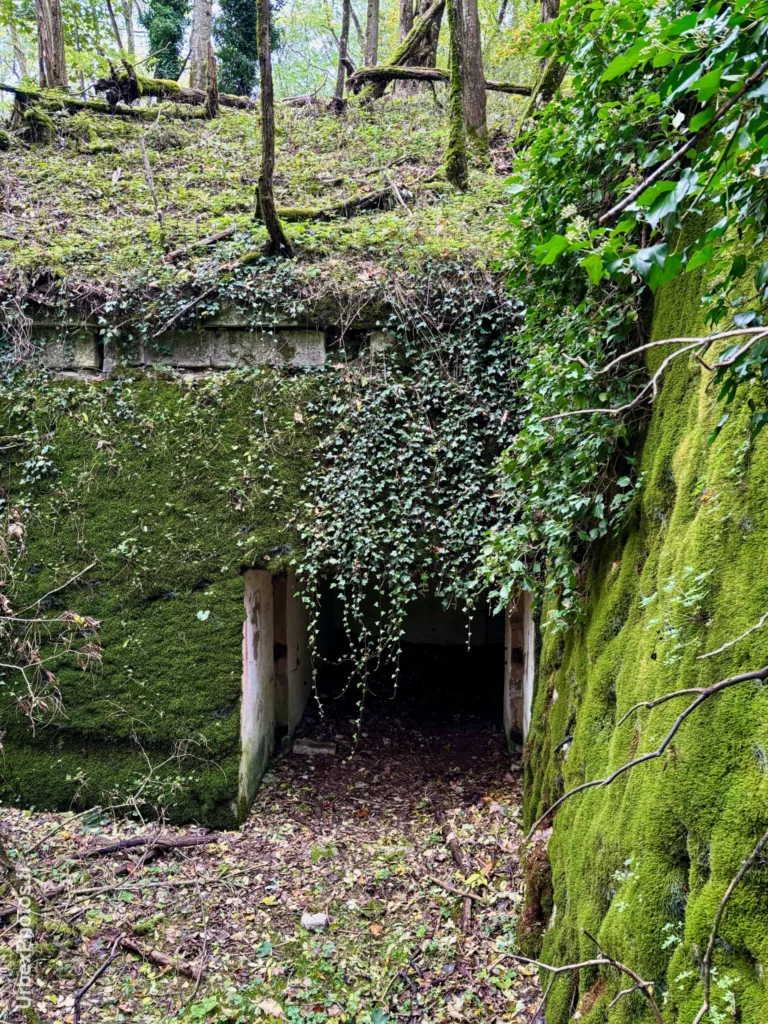 Photo urbex d'une entrée dans un mur de fortification en Lorraine