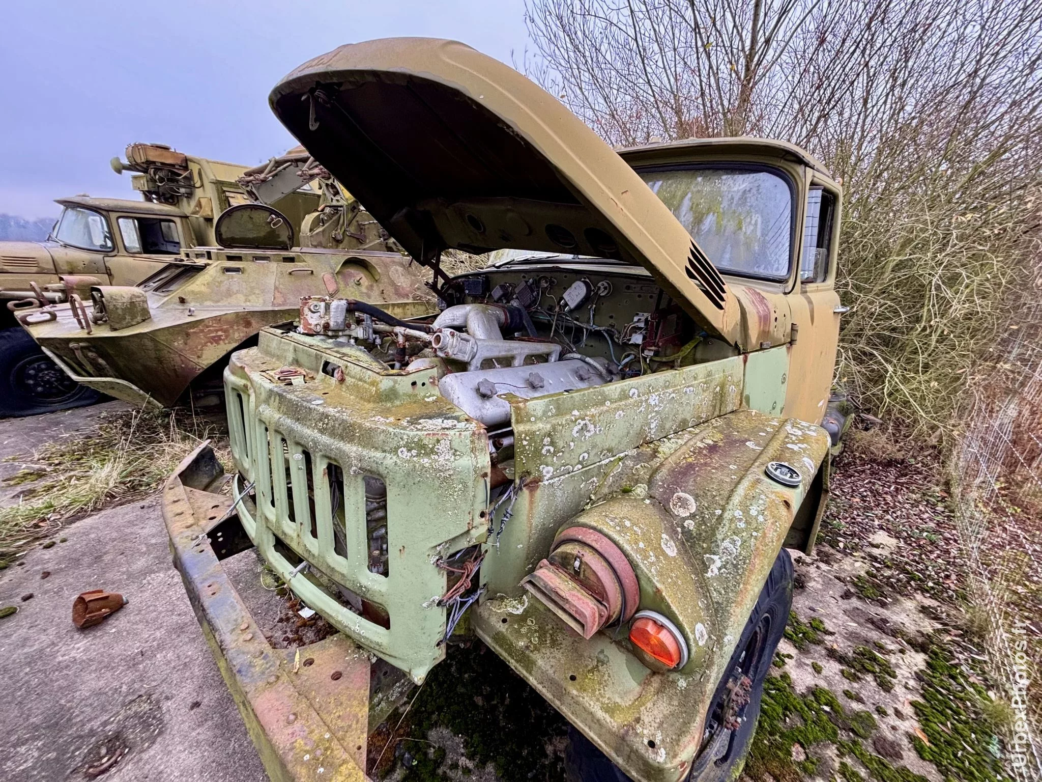 Véhicule militaire soviétique dans une ancienne base de l'OTAN