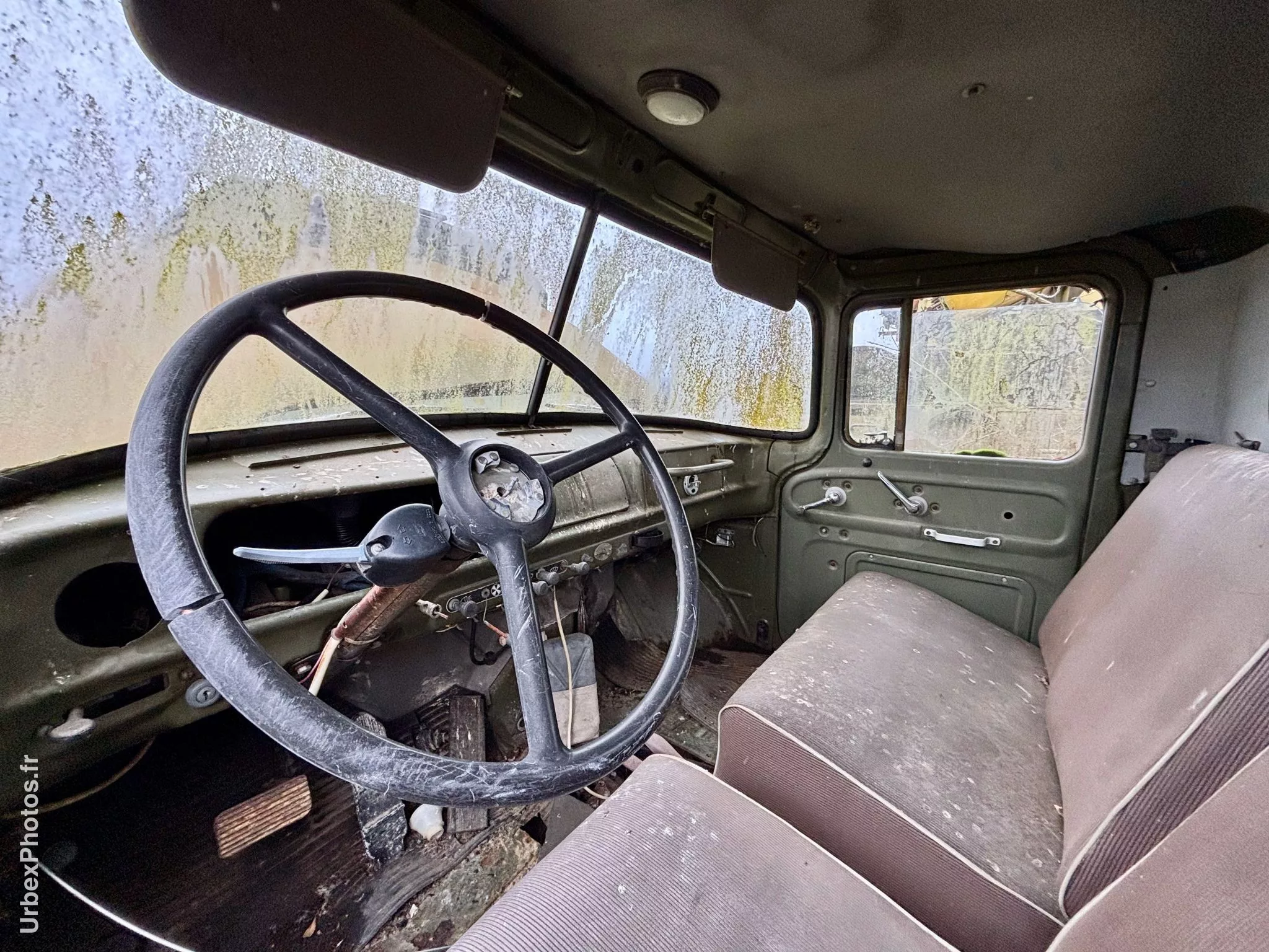 Photo urbex du poste de conduite d'un véhicule militaire soviétique en Lorraine