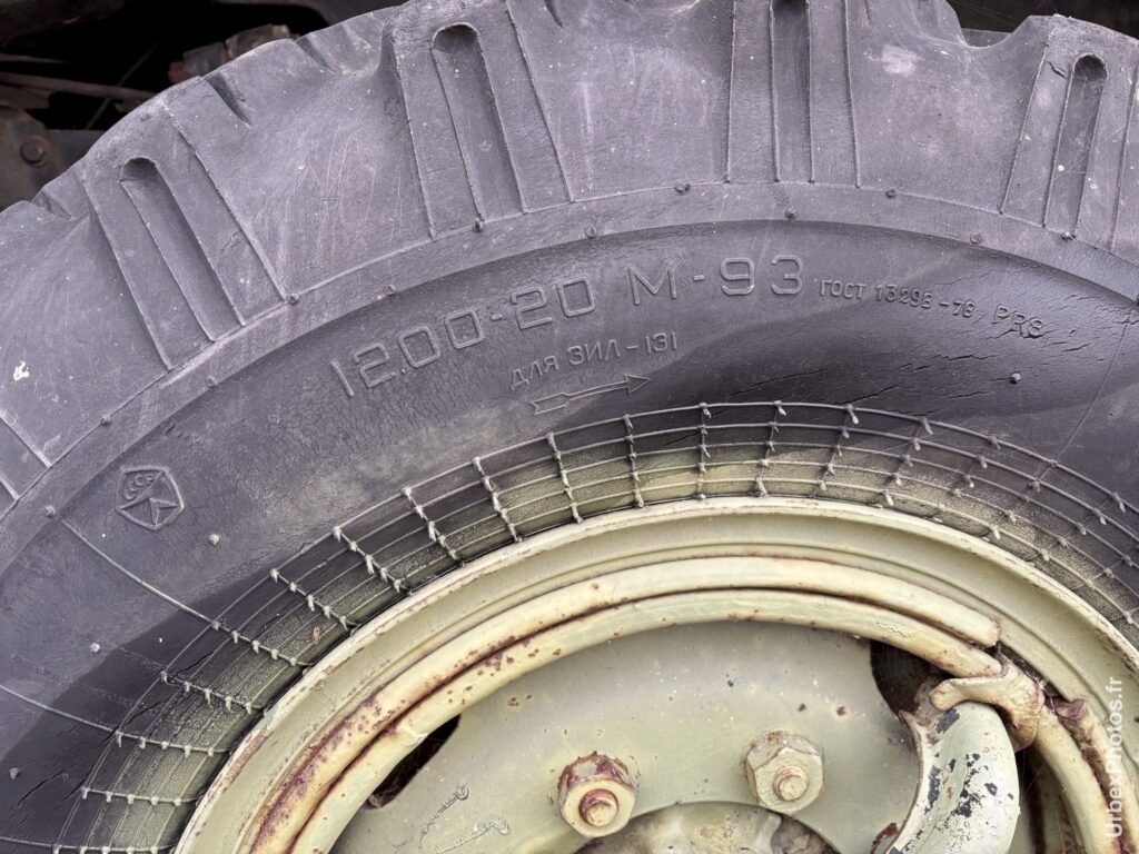 Pneu d'un véhicule militaire soviétique