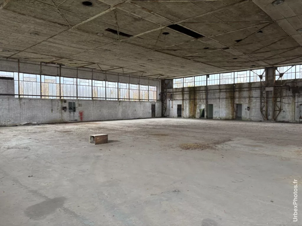 Intérieur d'un hangar d'une ancienne base de l'OTAN