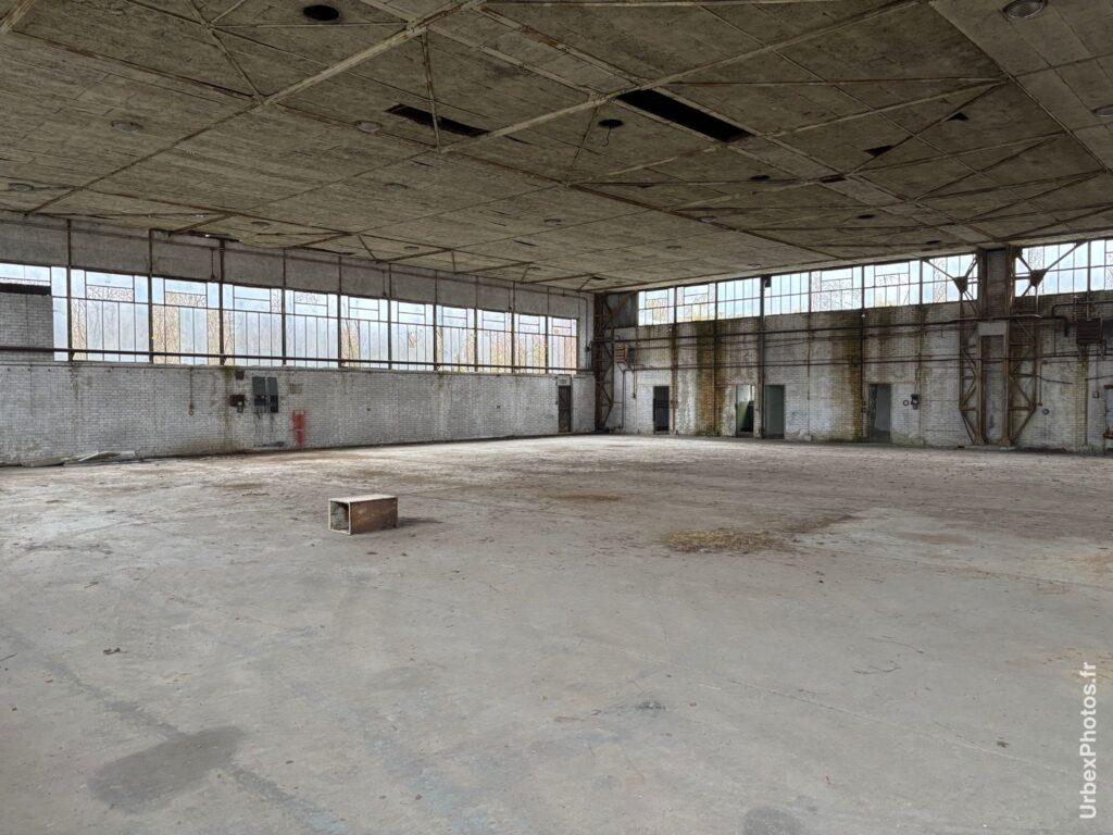 Intérieur d'un hangar d'une ancienne base de l'OTAN