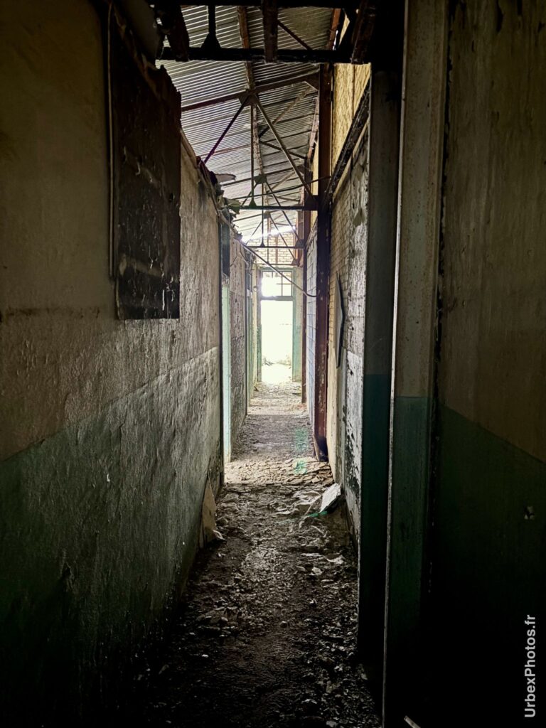 Couloir d'un hangar d'une ancienne base de l'OTAN
