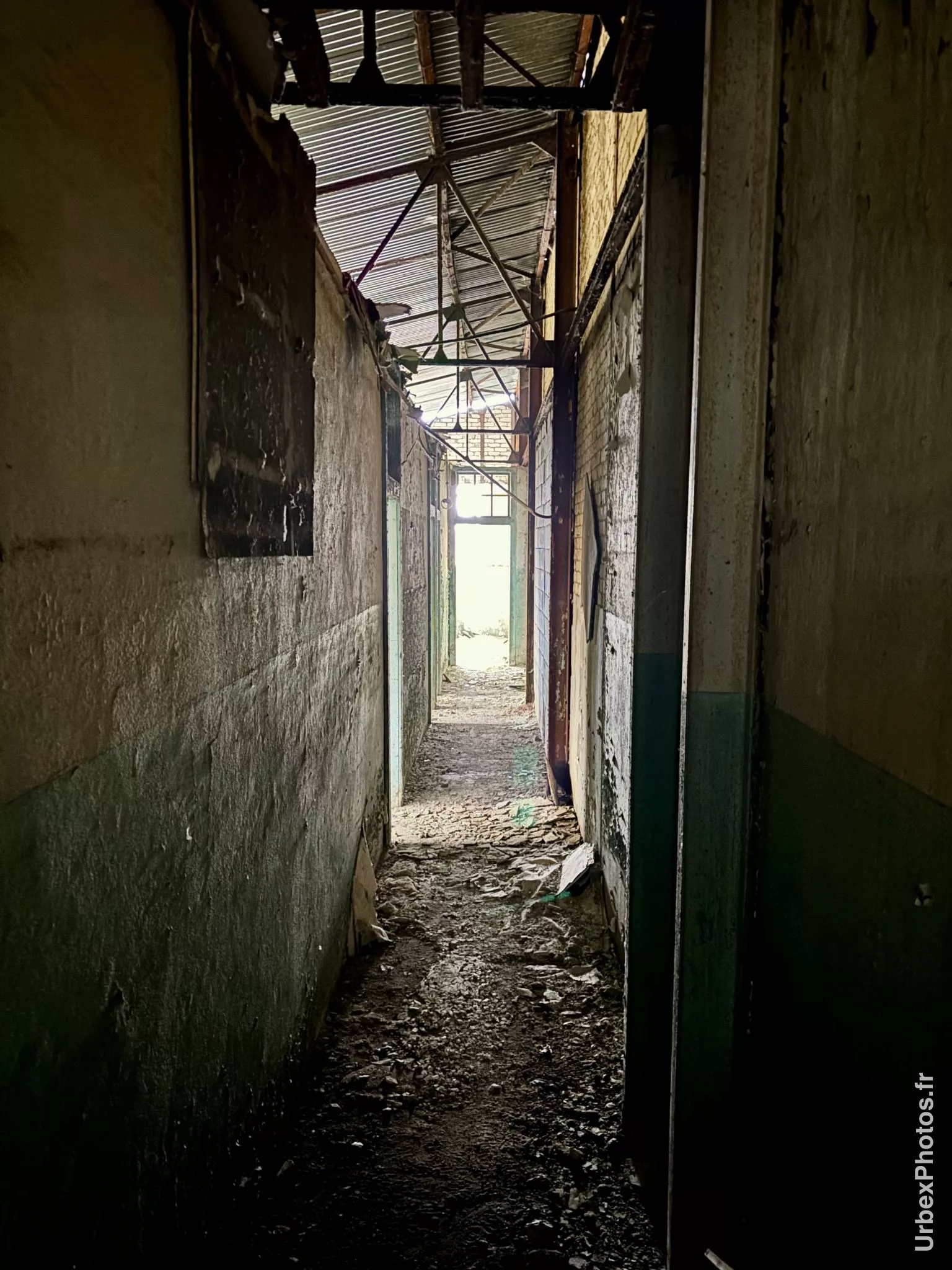 Couloir d'un hangar d'une ancienne base de l'OTAN