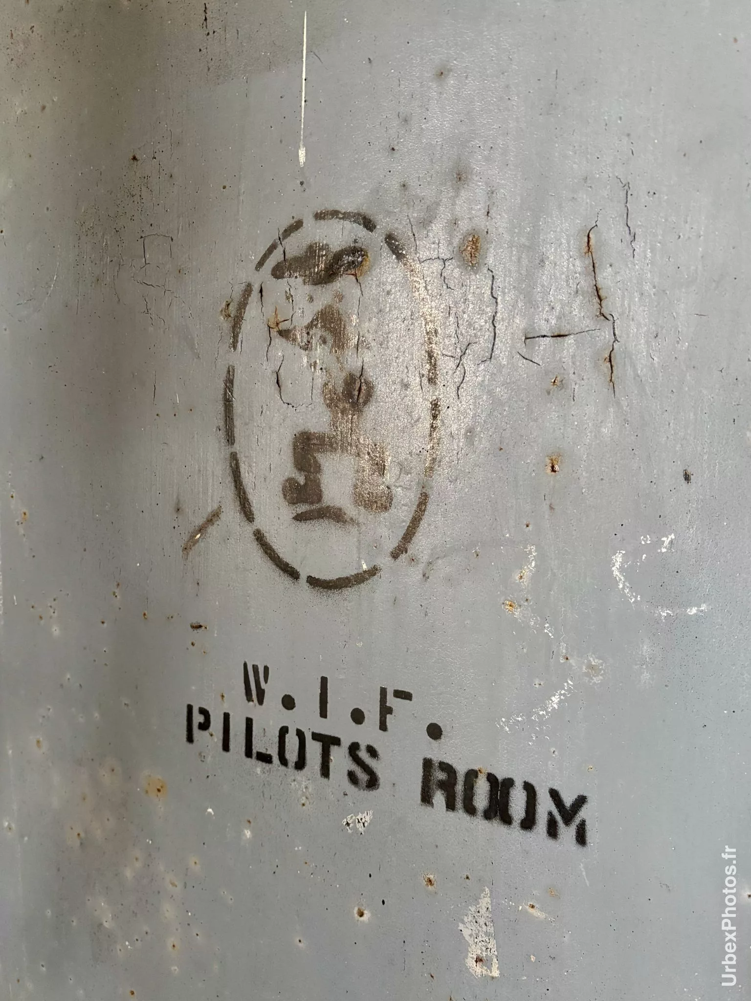 Mention salle des pilotes peinte au pochoir sur une porte d'une ancienne base de l'OTAN