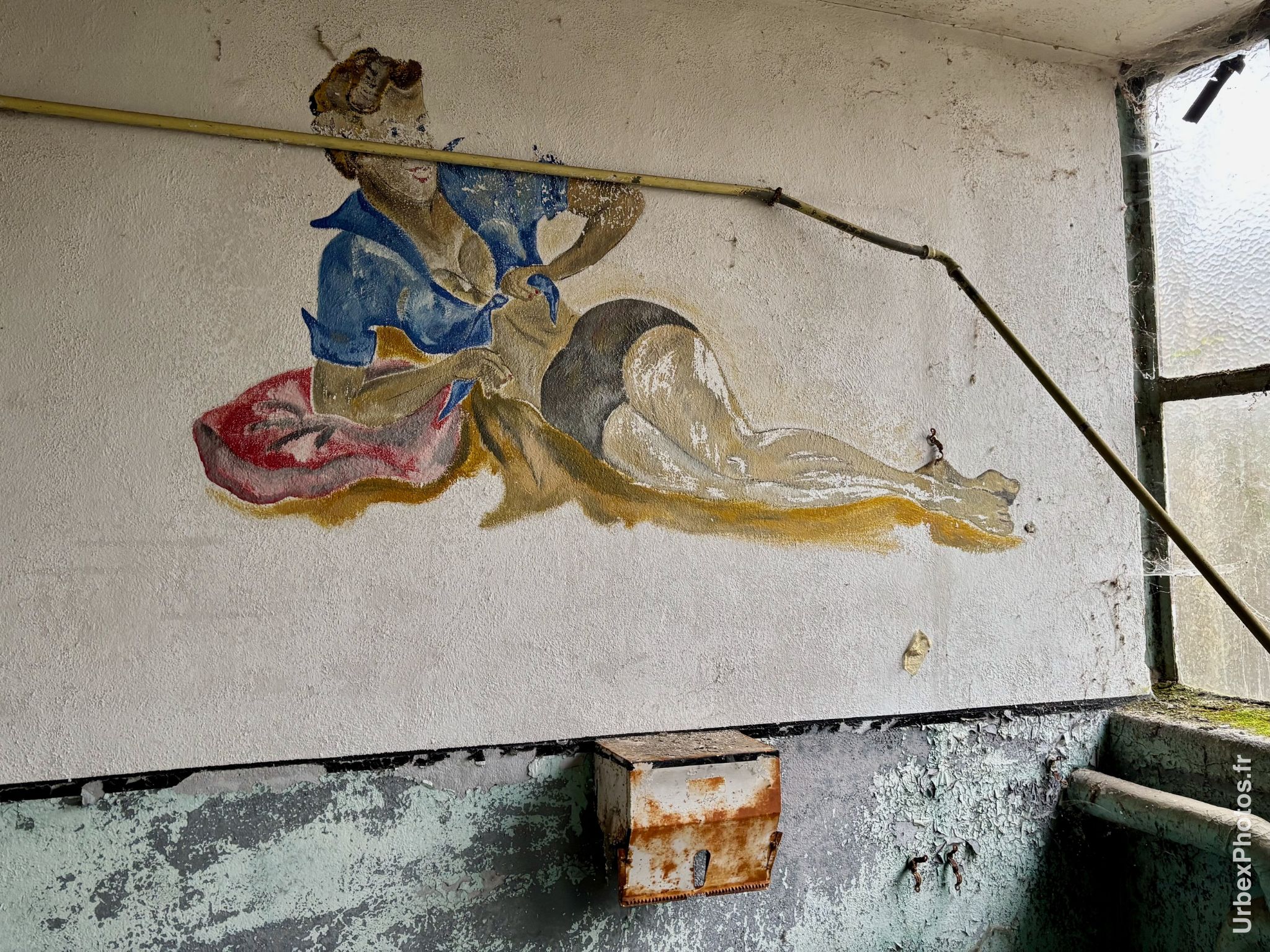 Peinture façon pin-up sur un mur d'une ancienne base de l'OTAN