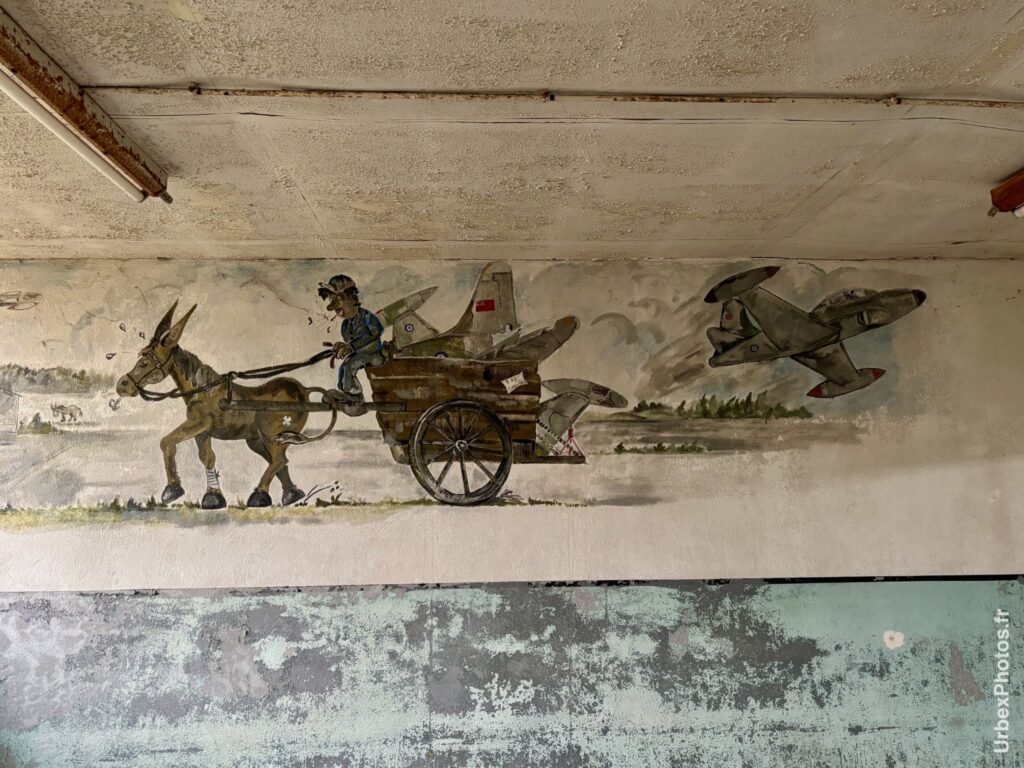Caricature sur un mur d'une ancienne base de l'OTAN