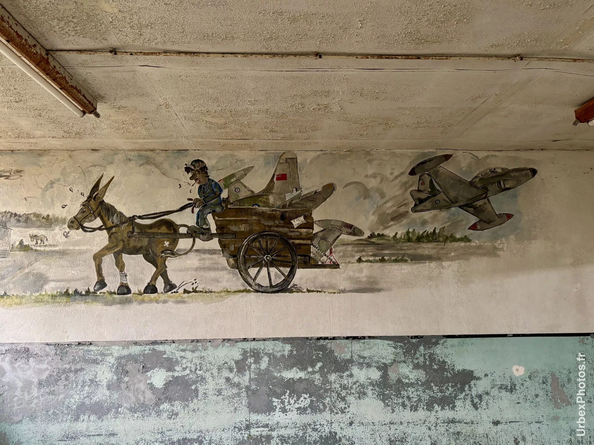 Caricature sur un mur d'une ancienne base de l'OTAN