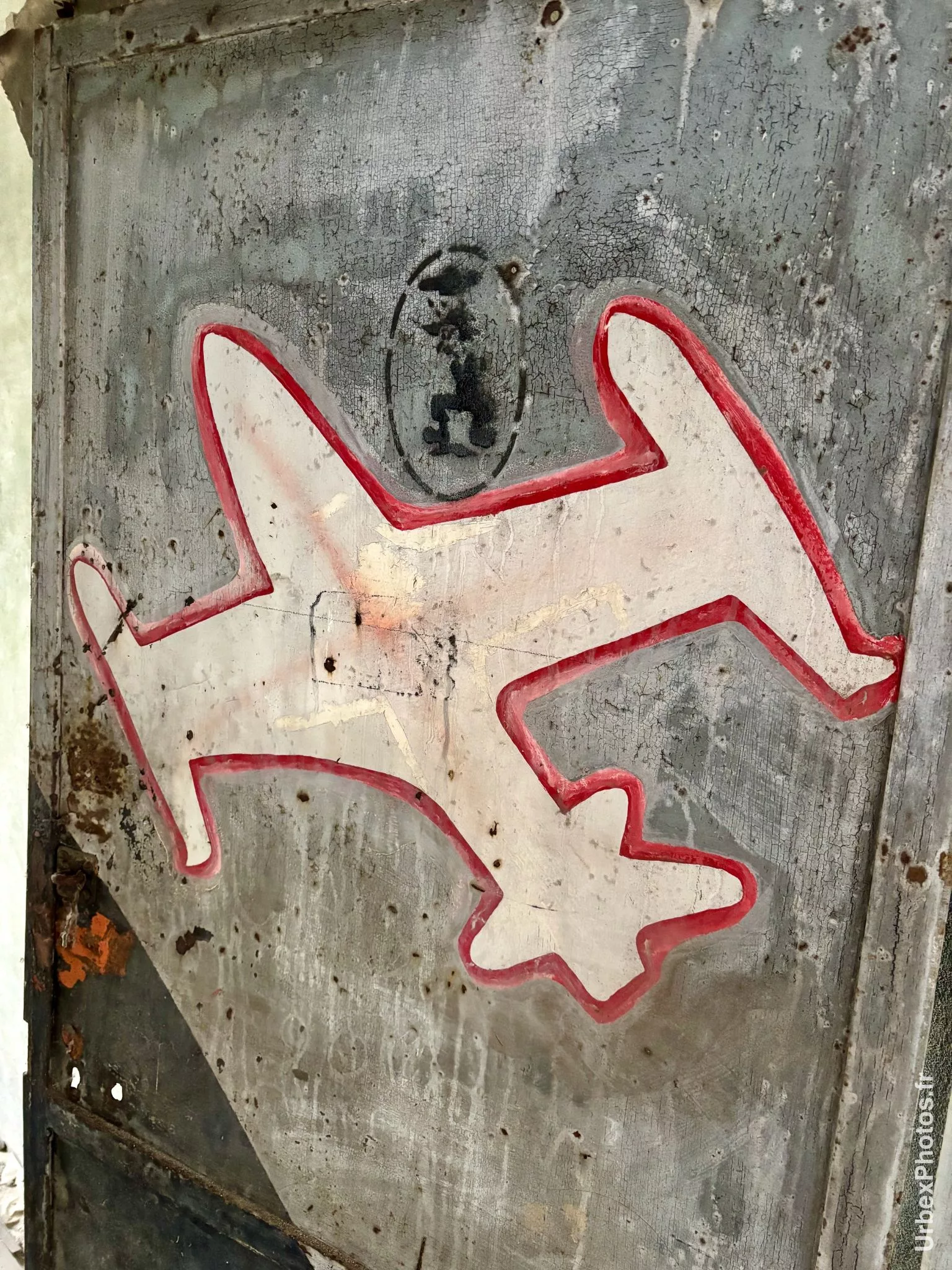 Avion peint sur un mur d'une ancienne base de l'OTAN