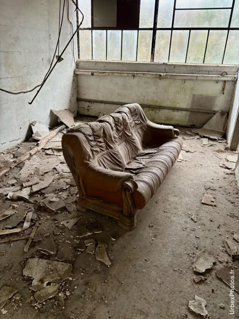 Canapé en mauvais état dans une salle d'une ancienne base de l'OTAN