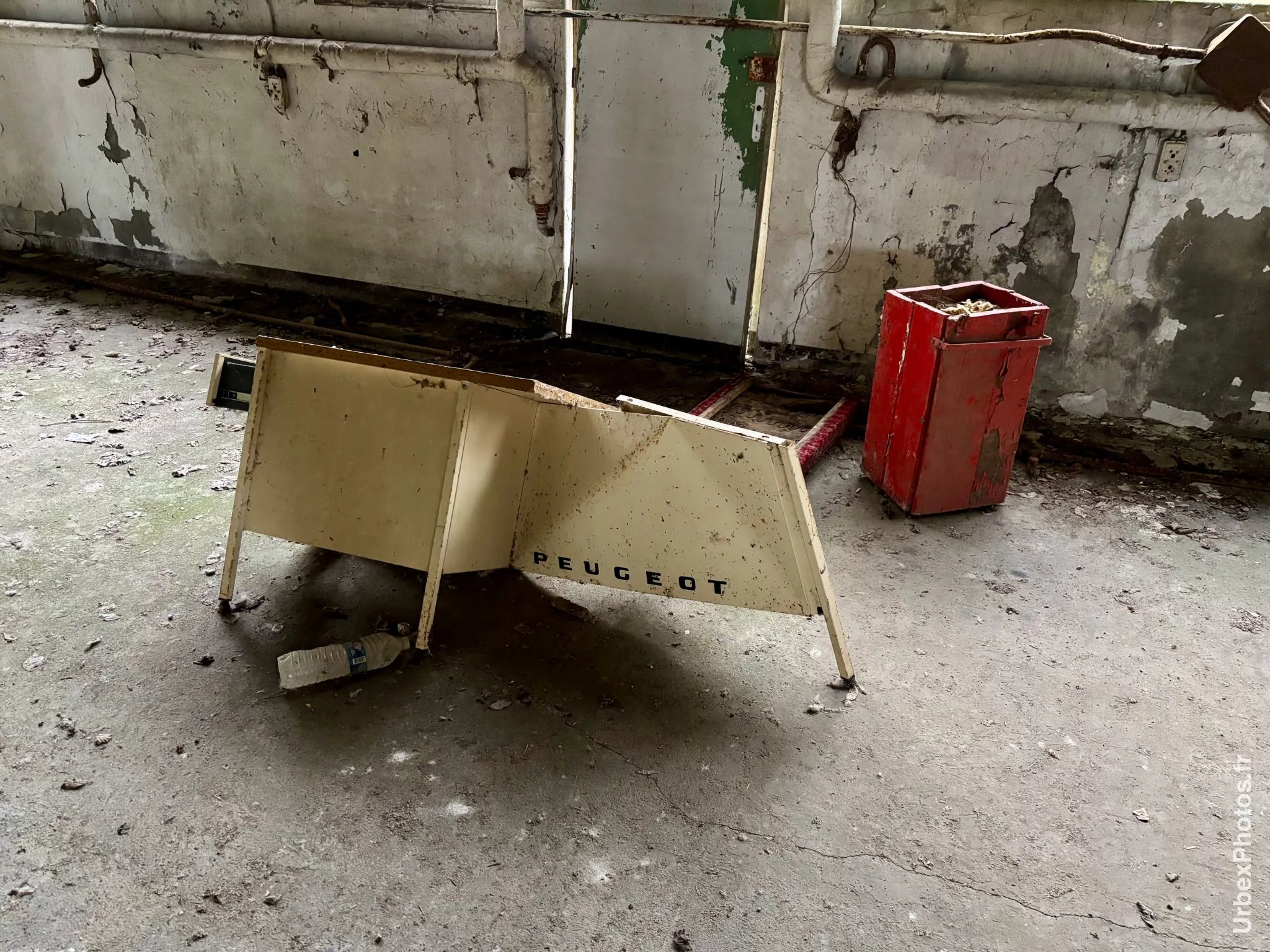 Bureau en mauvais état dans une salle d'une ancienne base de l'OTAN